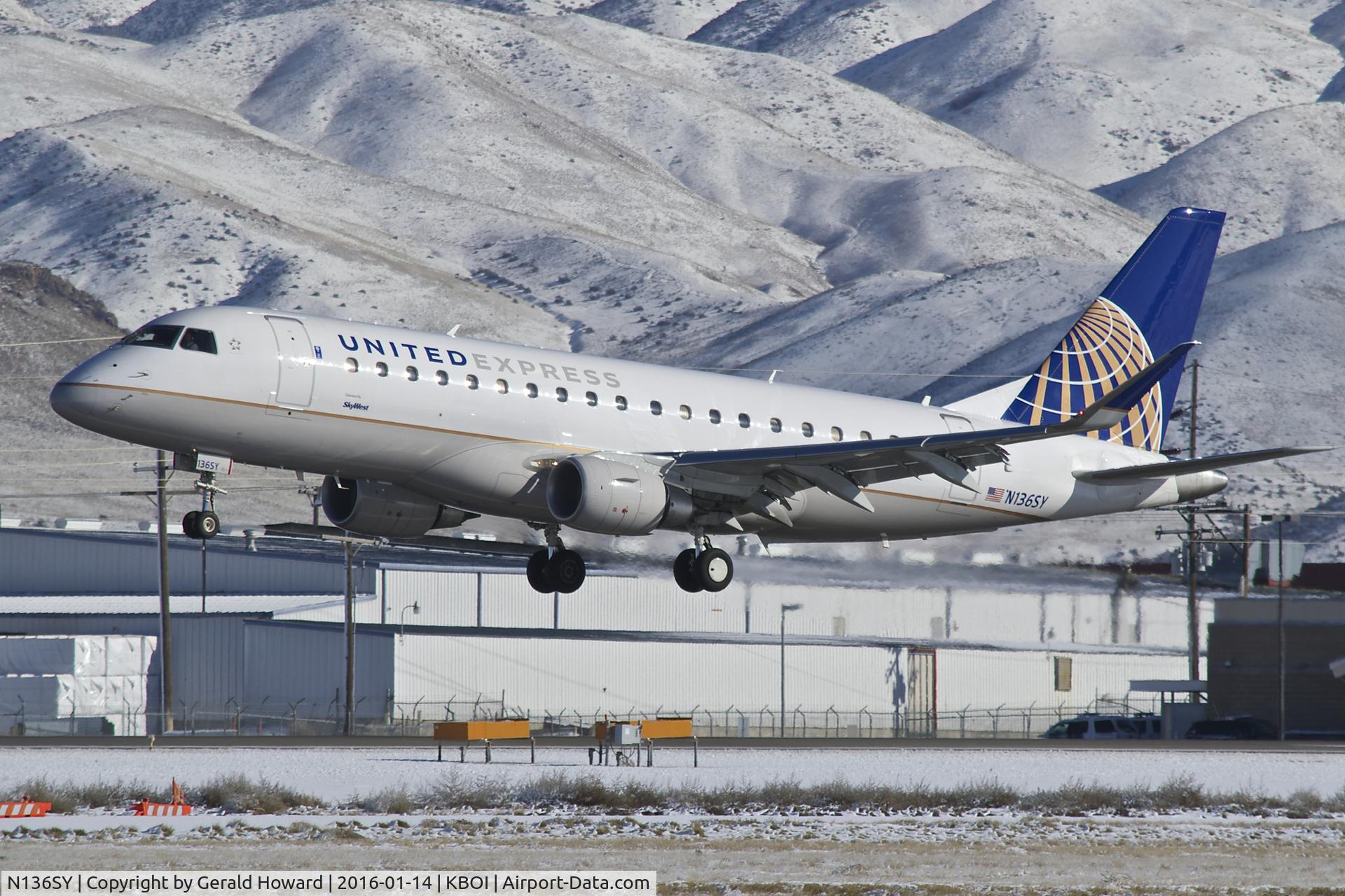 N136SY, 2015 Embraer 175LR (ERJ-170-200LR) C/N 17000462, Landing RWY 28R.
