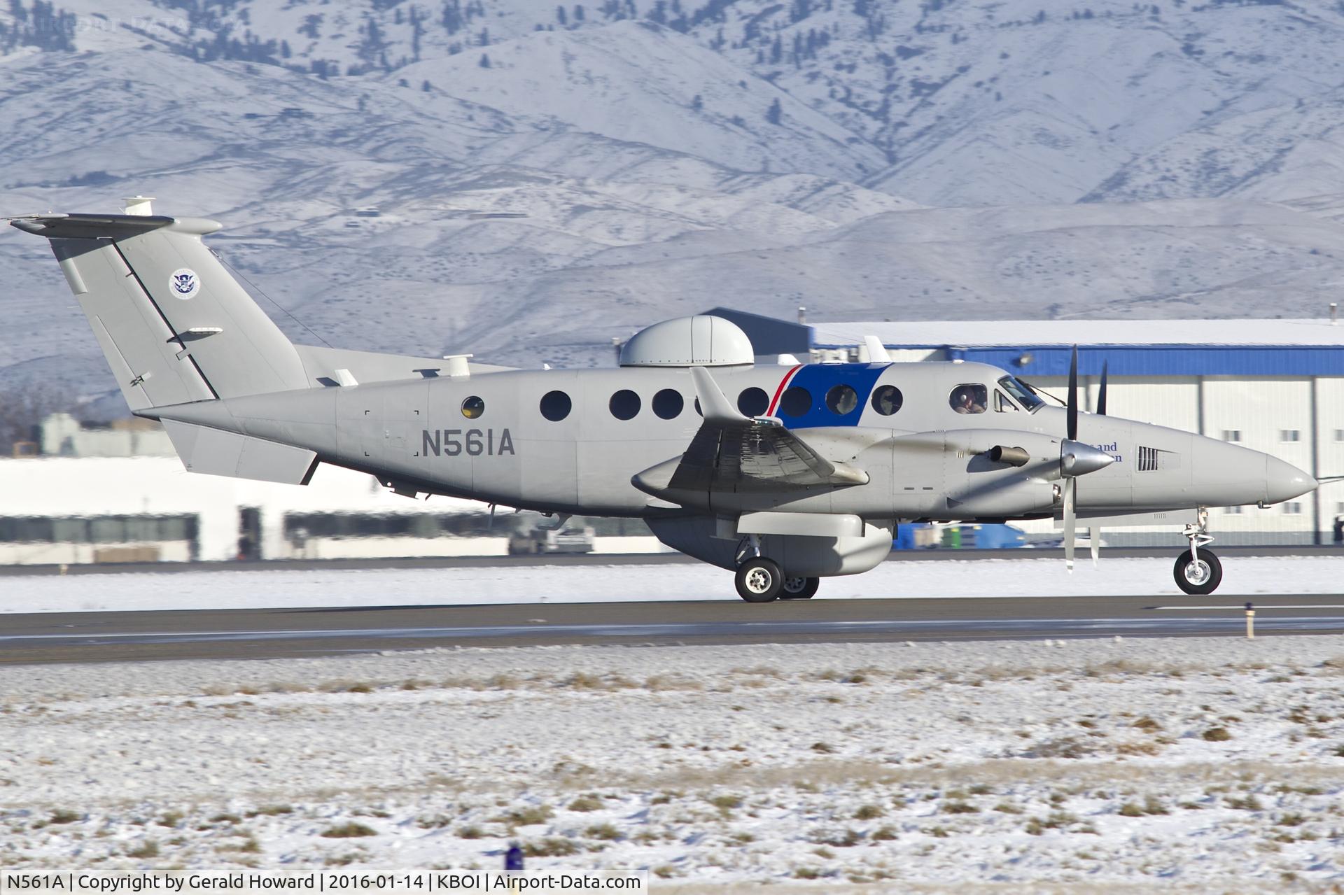 N561A, 2011 Beech Super King Air 350C C/N FM-36, Take off on RWY 10R.