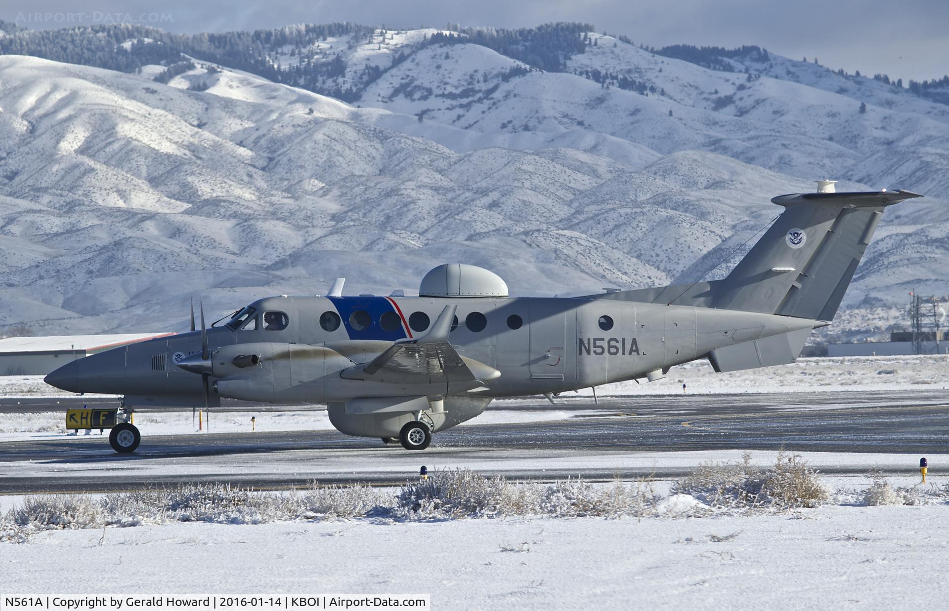 N561A, 2011 Beech Super King Air 350C C/N FM-36, Turning onto Foxtrot.