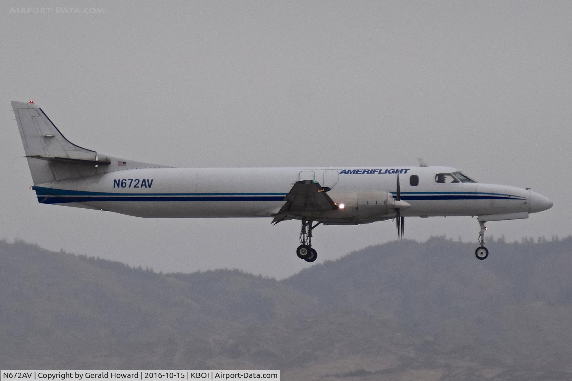 N672AV, Fairchild SA-227AC Metro III C/N AC672, Landing RWY 10R.