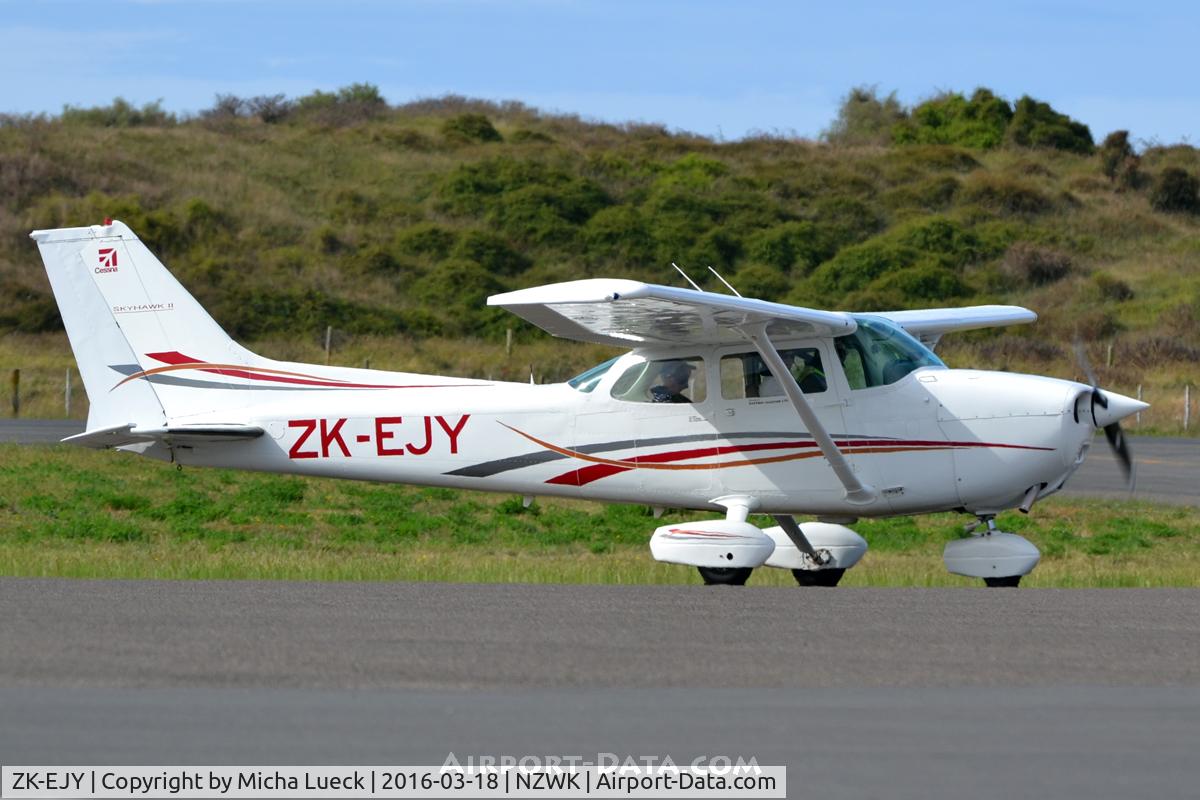 ZK-EJY, Cessna 172N C/N 17269393, At Whakatane