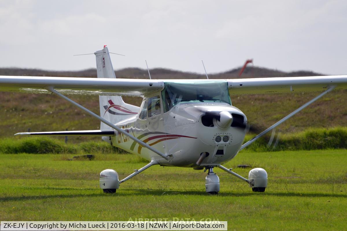 ZK-EJY, Cessna 172N C/N 17269393, At Whakatane