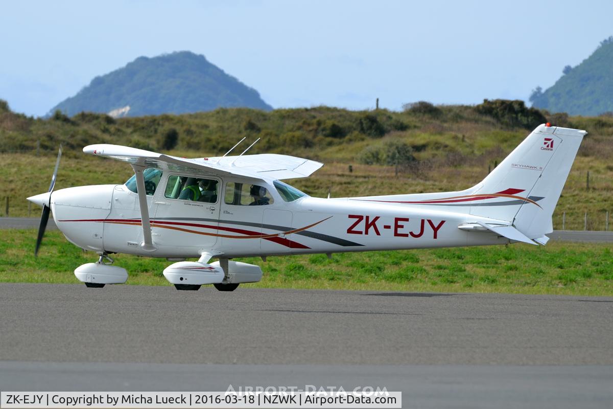 ZK-EJY, Cessna 172N C/N 17269393, At Whakatane