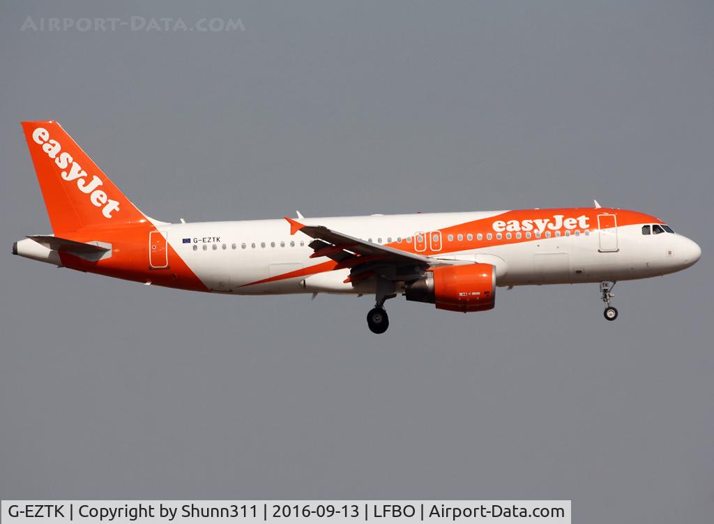 G-EZTK, 2009 Airbus A320-214 C/N 3991, Landing rwy 14L in new c/s