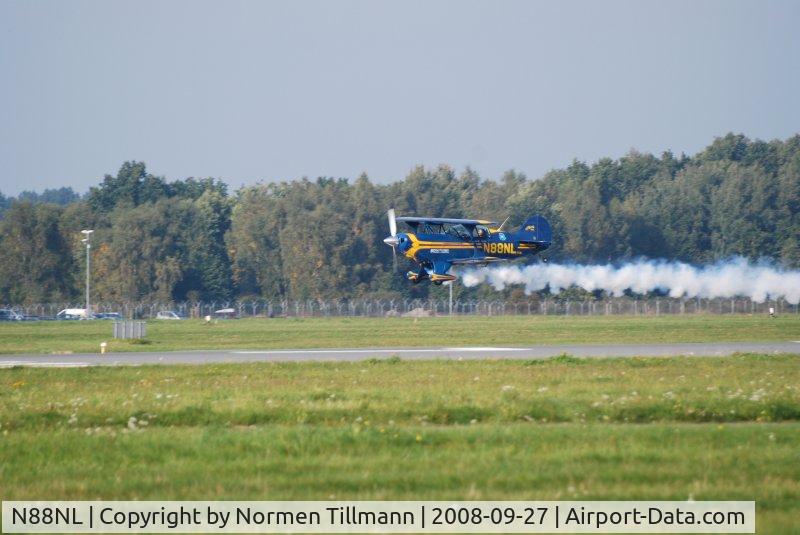 N88NL, 1988 Christen Pitts S-2B Special C/N 5147, Mit Vollgas und Smoke jagt diese Pitts S-2B N88NL mit Carsten Hillebrand über die Start und Landebahn des Flughafens Lübeck bei den Flugtagen Lübeck am 27.09.2008. Im Jahr 2008 nahm er auf Pitts S-2A an der DM Motorkunstflug INT-Klasse teil.