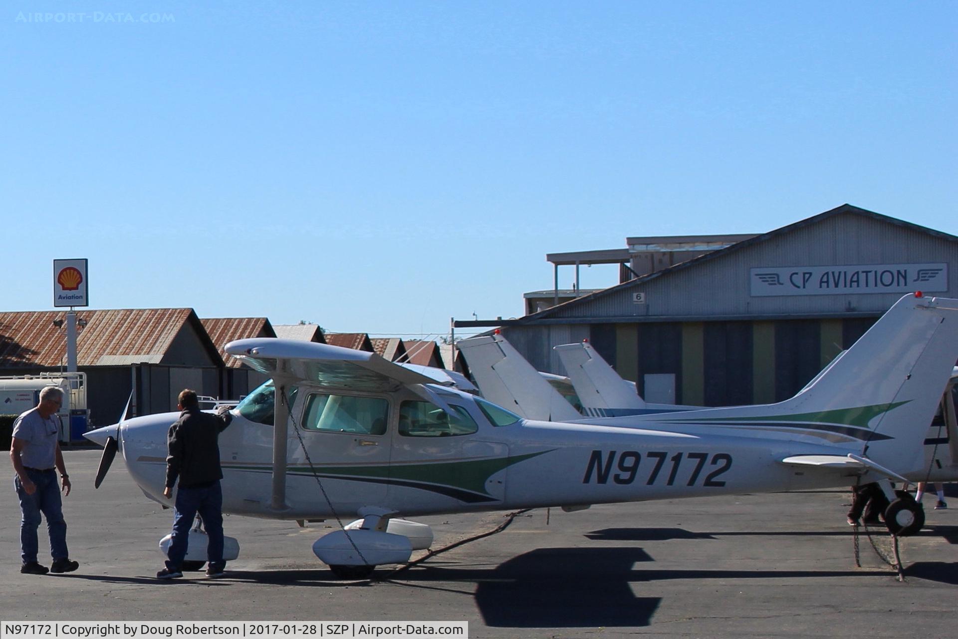 N97172, 1984 Cessna 172P C/N 17276162, 1984 Cessna 172P SKYHAWK, Lycoming O-320-D2J 160 Hp, preflight