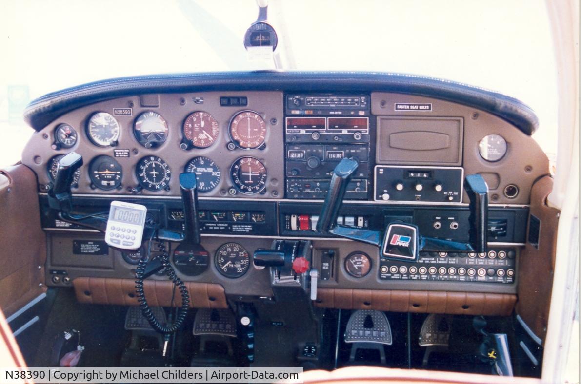 N38390, 1977 Piper PA-28-140 Cherokee C/N 28-7725279, N38390