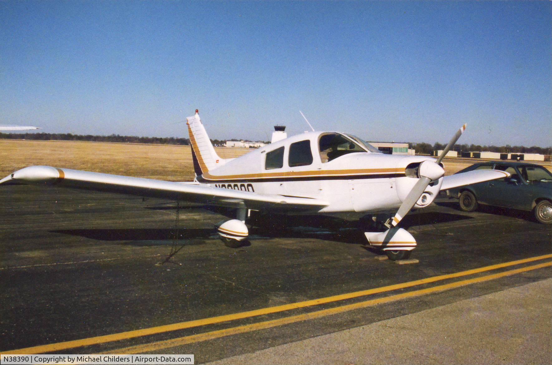 N38390, 1977 Piper PA-28-140 Cherokee C/N 28-7725279, N38390