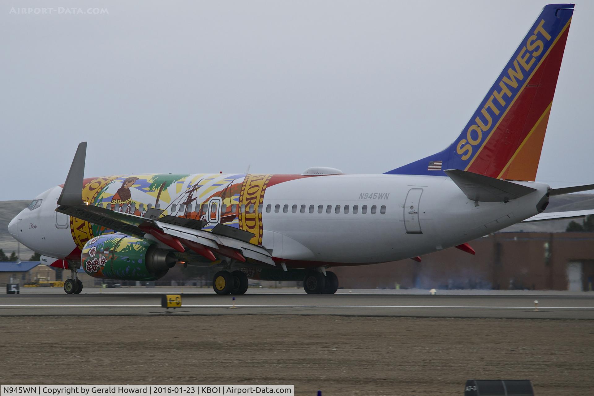 N945WN, 2010 Boeing 737-7H4 C/N 36660, Landing roll out on RWY 10L.