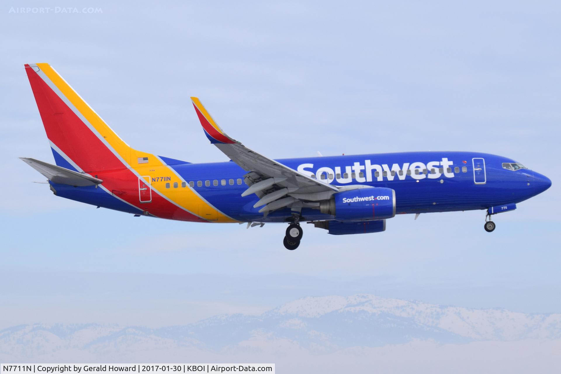 N7711N, 2005 Boeing 737-76N C/N 32657, Landing RWY 10L.