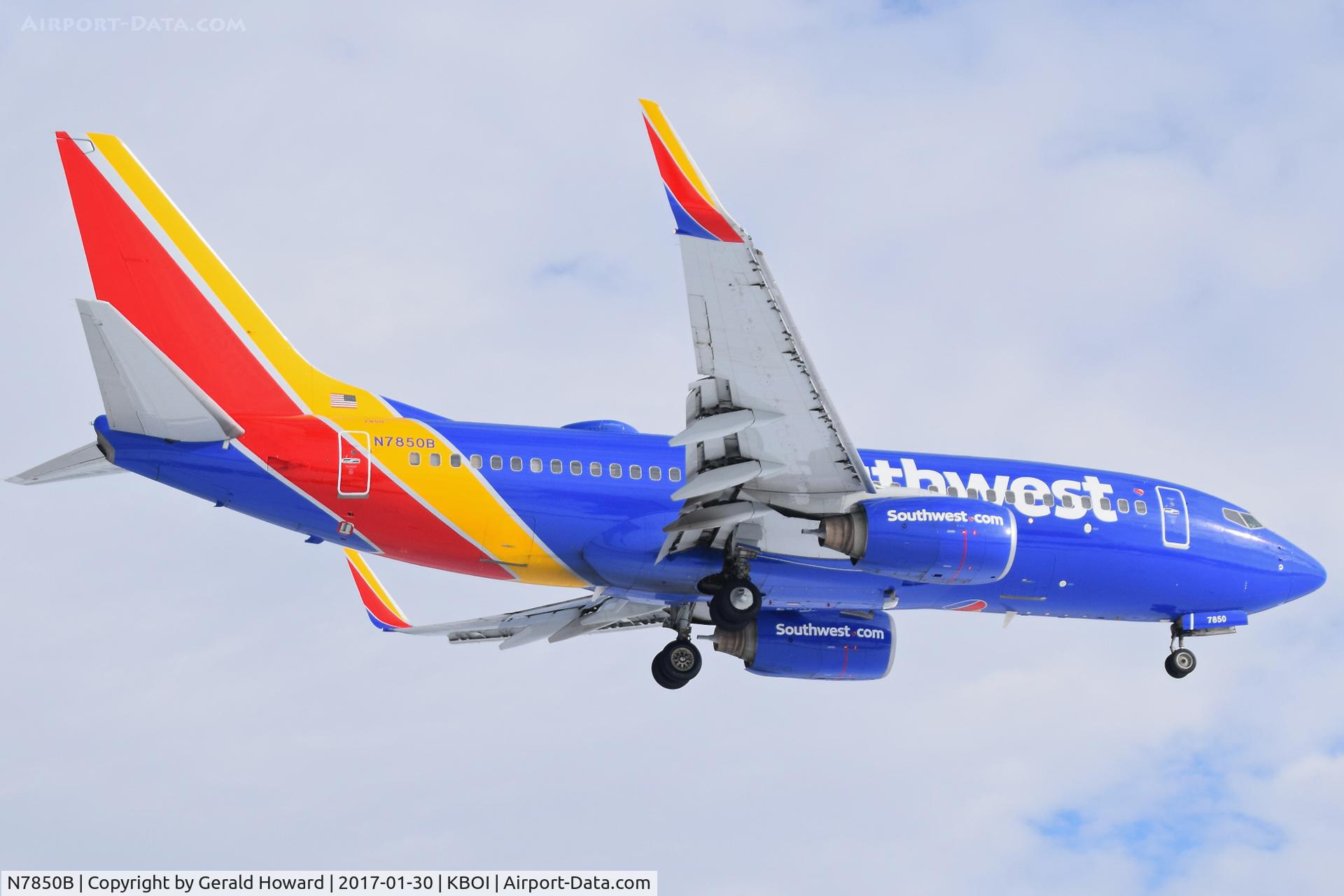 N7850B, 2001 Boeing 737-7Q8 C/N 28238, Landing RWY 10L.