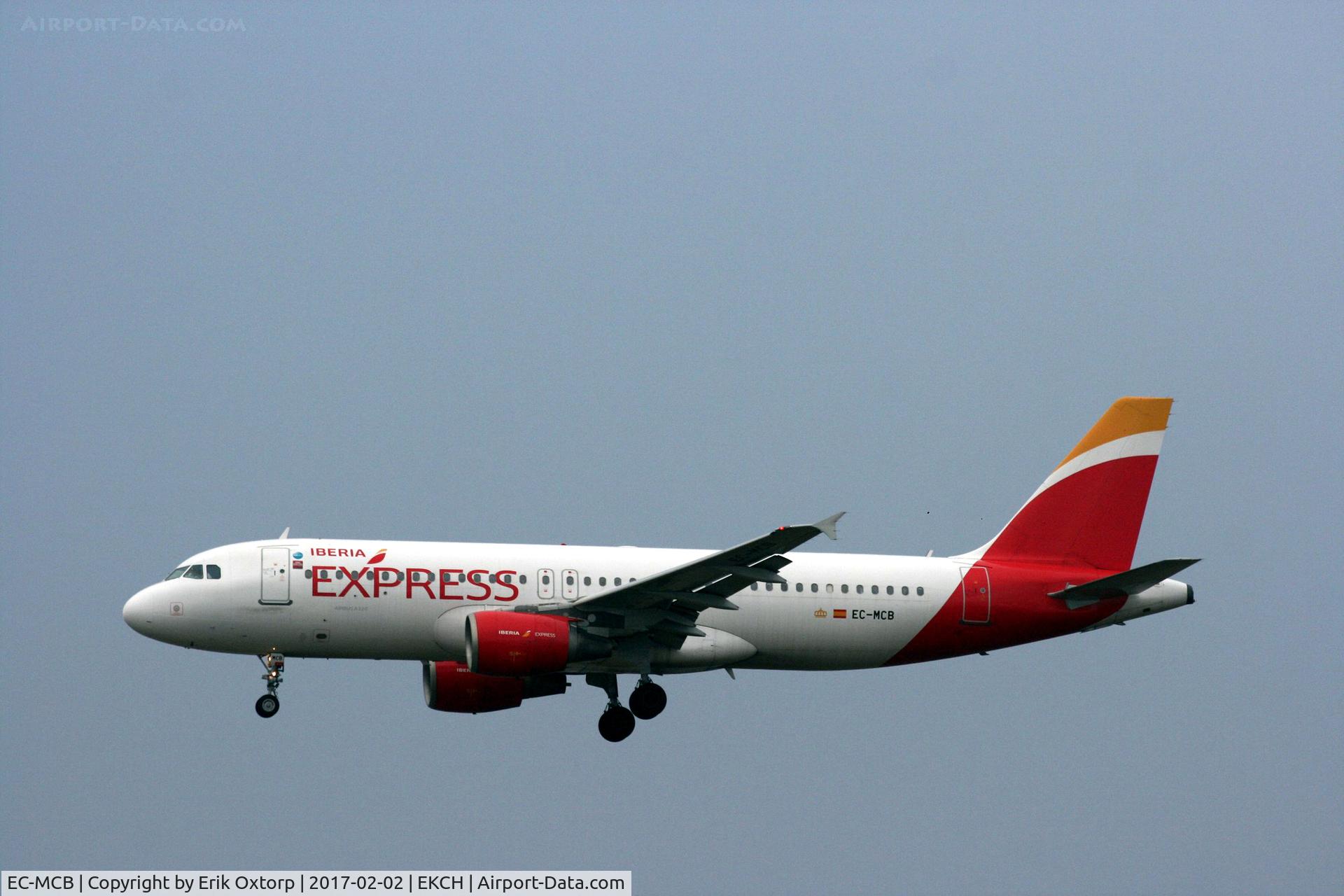 EC-MCB, 1999 Airbus A320-214 C/N 1125, EC-MCB landing rw 22L