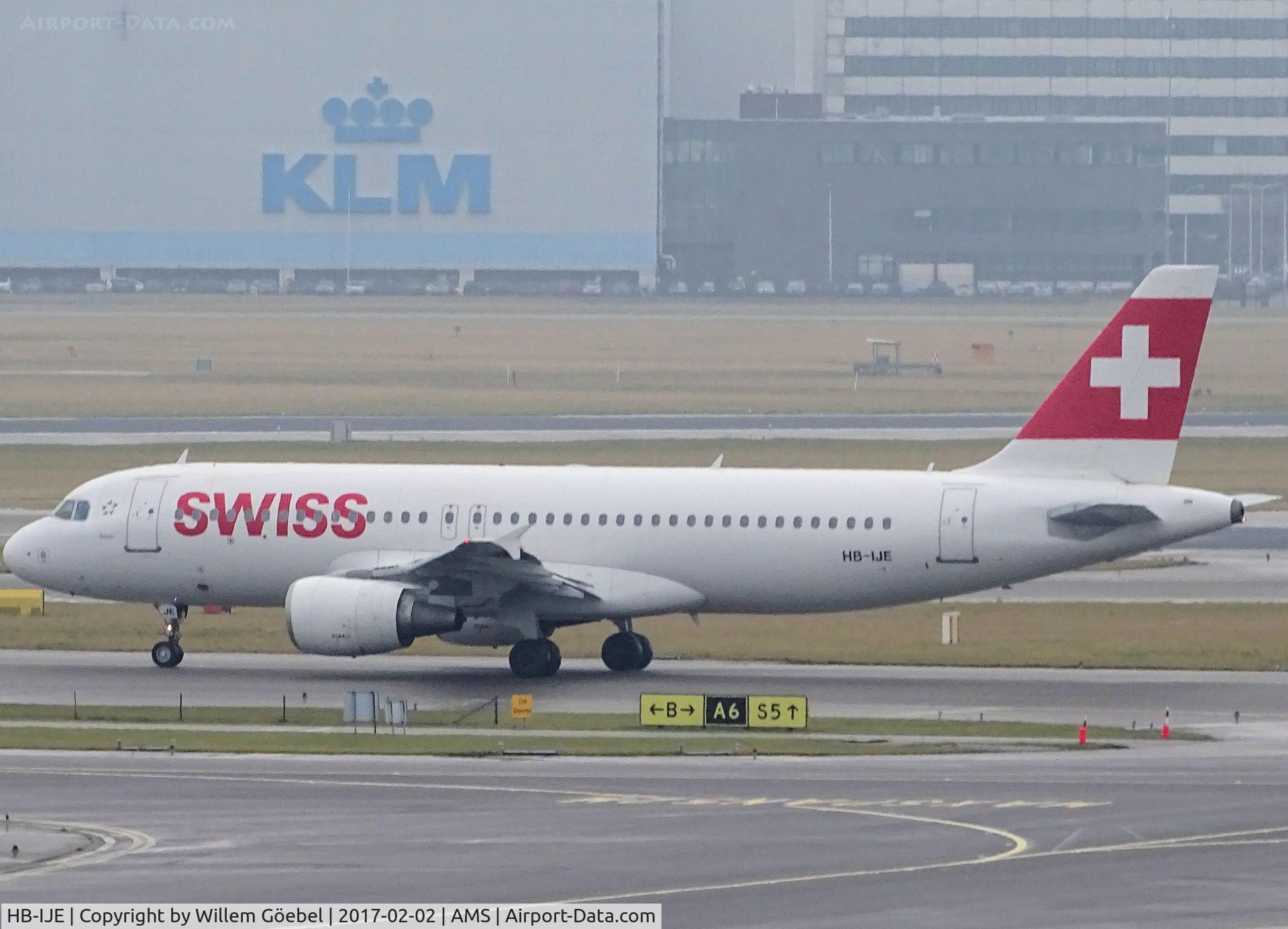 HB-IJE, 1995 Airbus A320-214 C/N 559, Taxi to the runway for take off