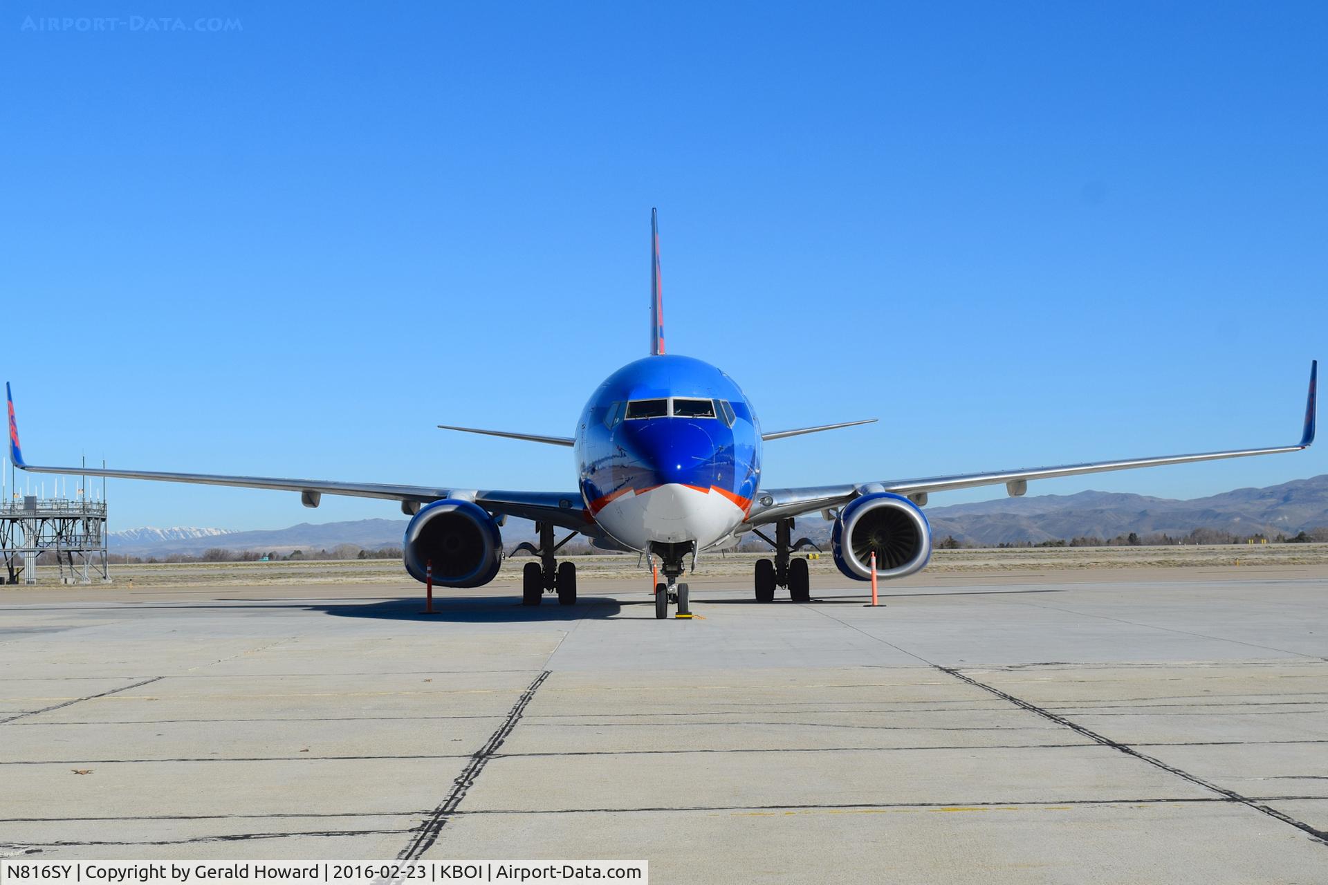 N816SY, 2001 Boeing 737-8Q8 C/N 30637, Sleek aircraft.