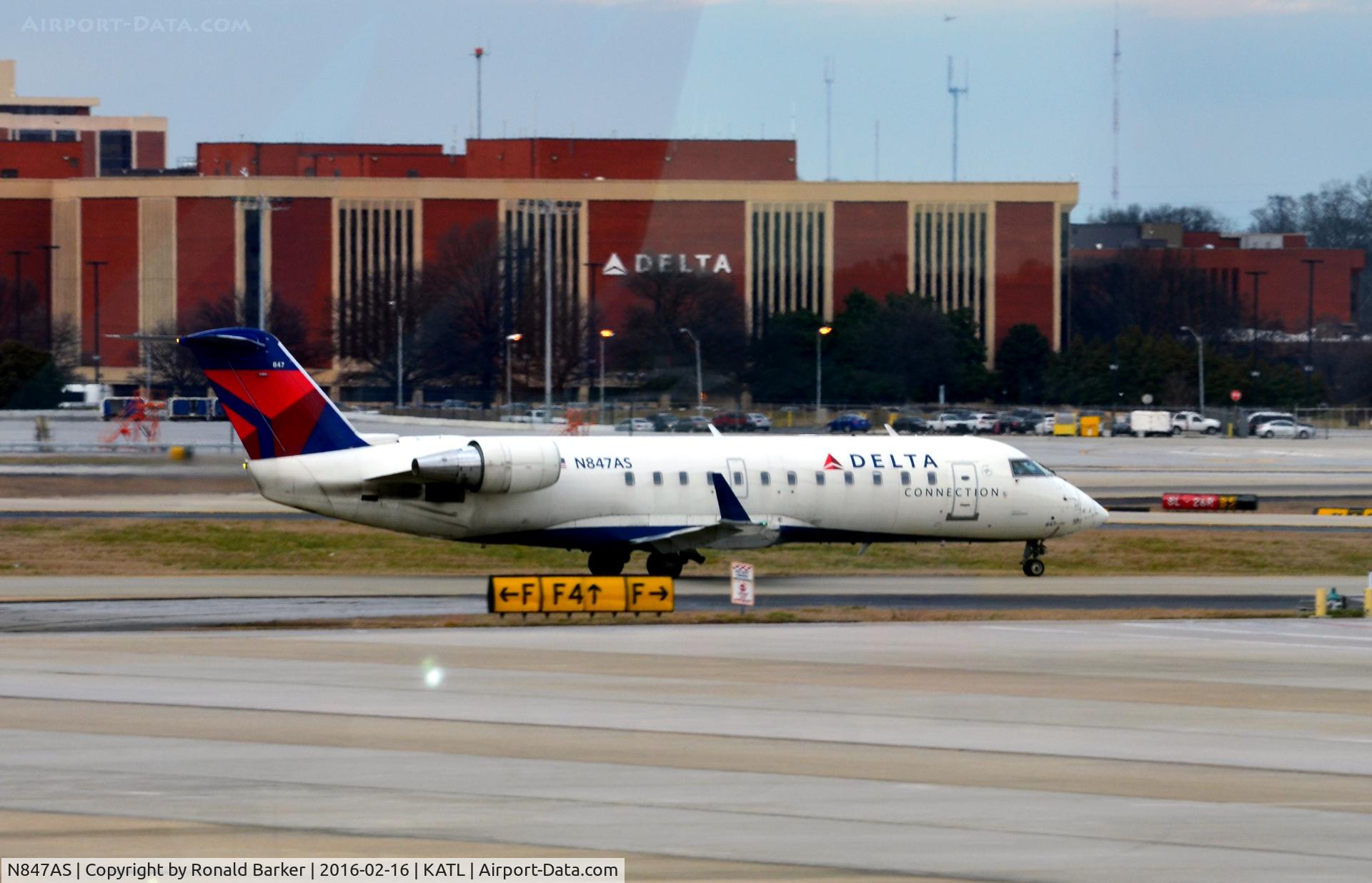 N847AS, 1999 Bombardier CRJ-200ER (CL-600-2B19) C/N 7335, Taxi for takeoff Atlanta