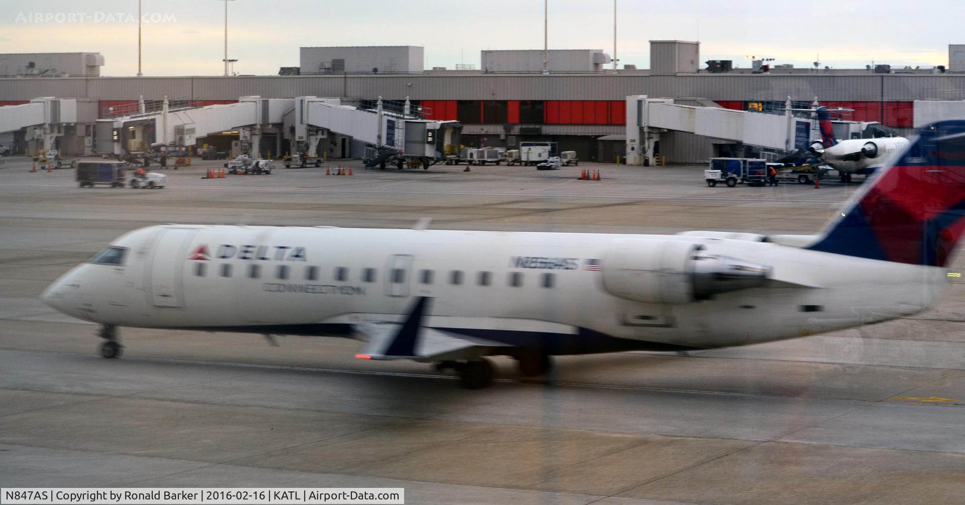 N847AS, 1999 Bombardier CRJ-200ER (CL-600-2B19) C/N 7335, Taxi Atlanta