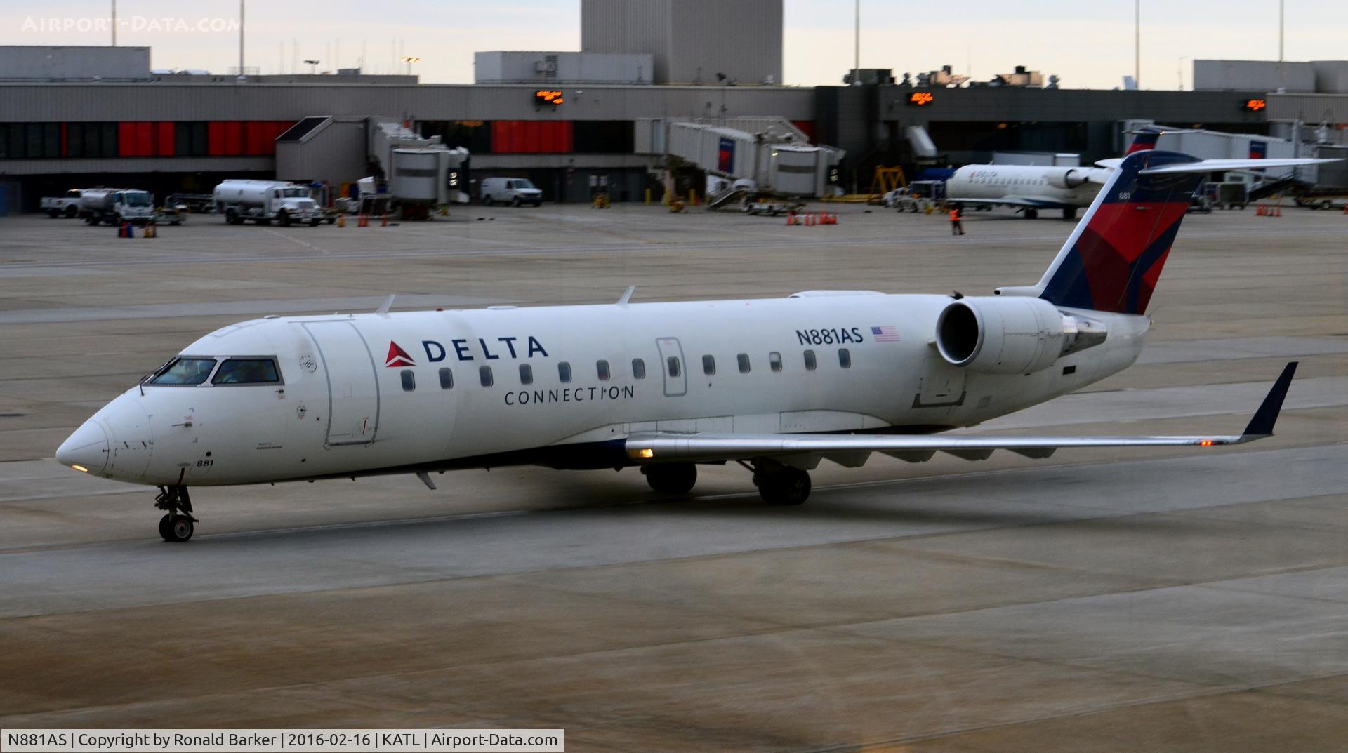 N881AS, 2001 Bombardier CRJ-200ER (CL-600-2B19) C/N 7496, Taxi Atlanta