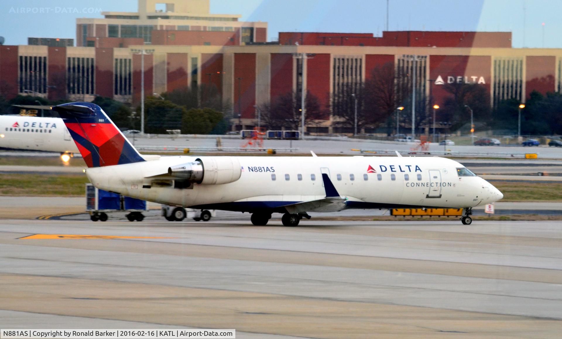 N881AS, 2001 Bombardier CRJ-200ER (CL-600-2B19) C/N 7496, Taxi Atlanta