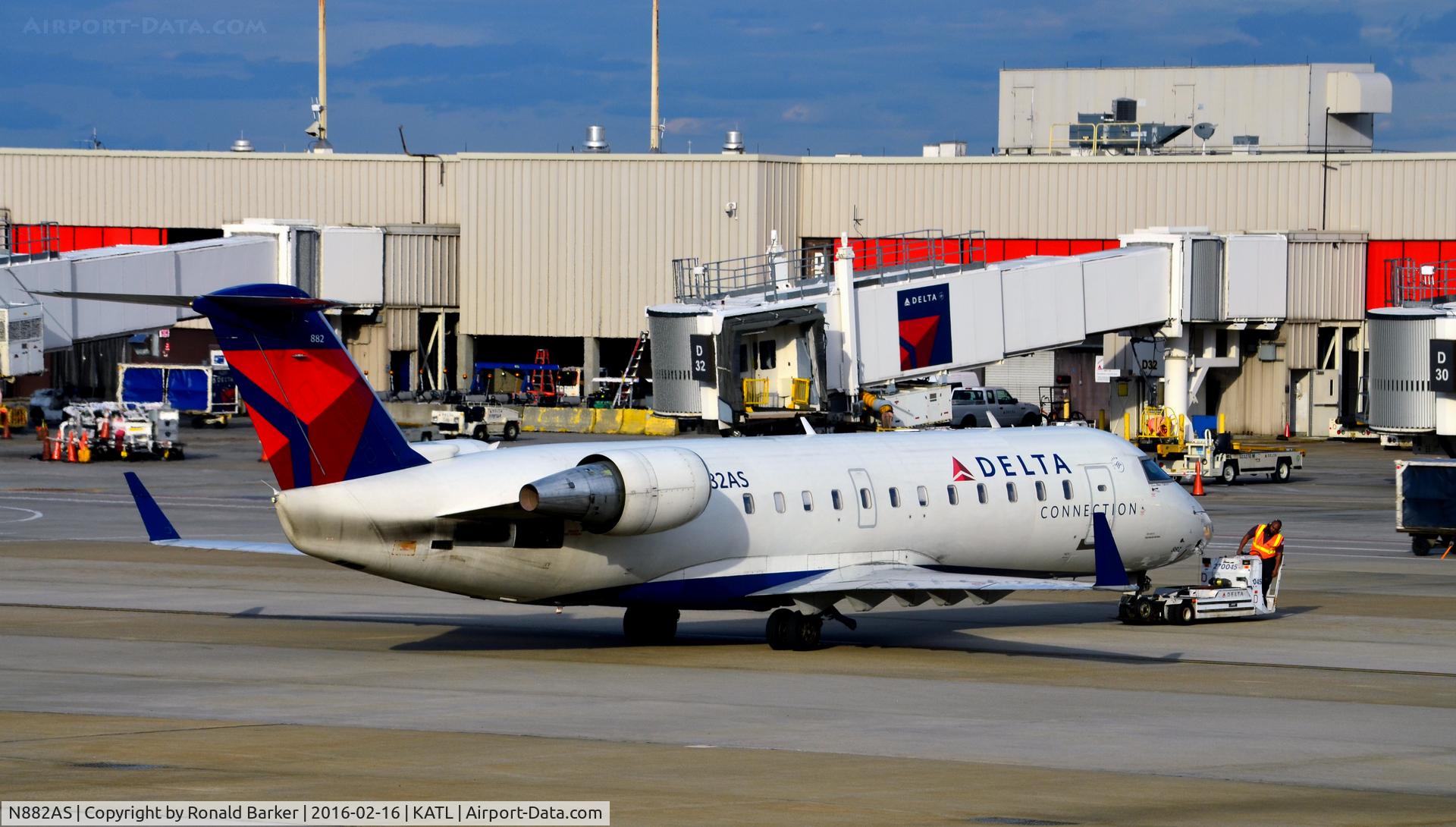 N882AS, 2001 Bombardier CRJ-200ER (CL-600-2B19) C/N 7503, Taxi Atlanta