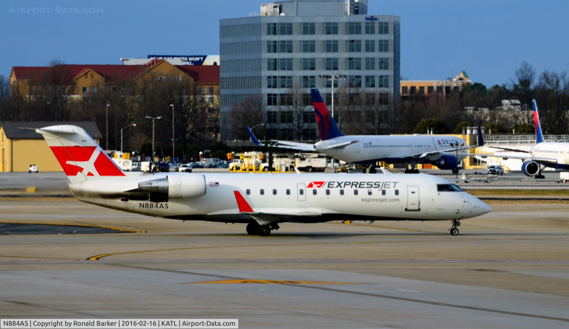 N884AS, 2001 Bombardier CRJ-200ER (CL-600-2B19) C/N 7513, Taxi Atlanta