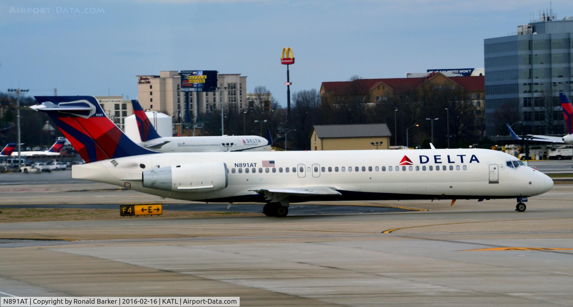 N891AT, 2004 Boeing 717-200 C/N 55043, Taxi Atlanta