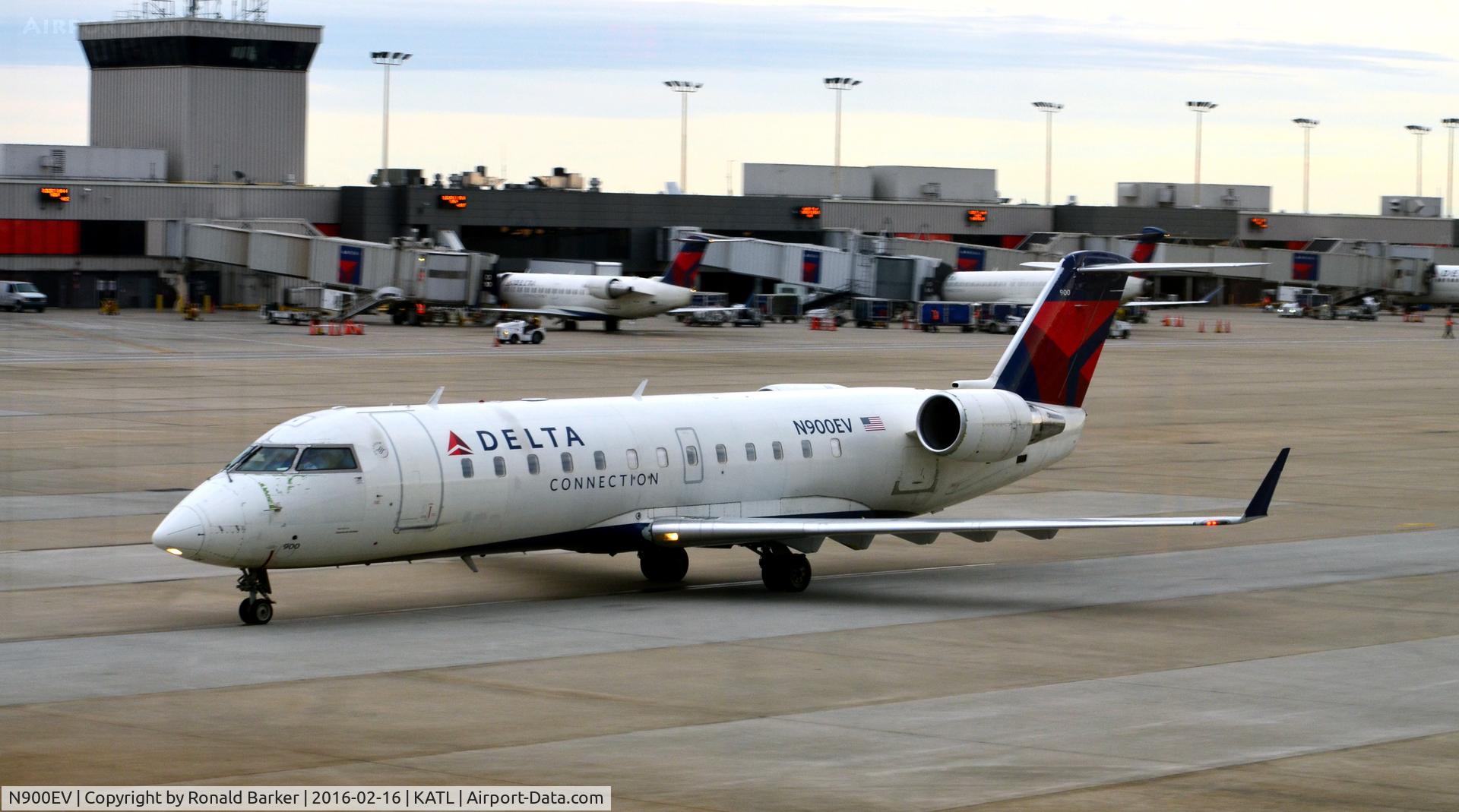 N900EV, 2002 Bombardier CRJ-200ER (CL-600-2B19) C/N 7608, taxi Atlanta