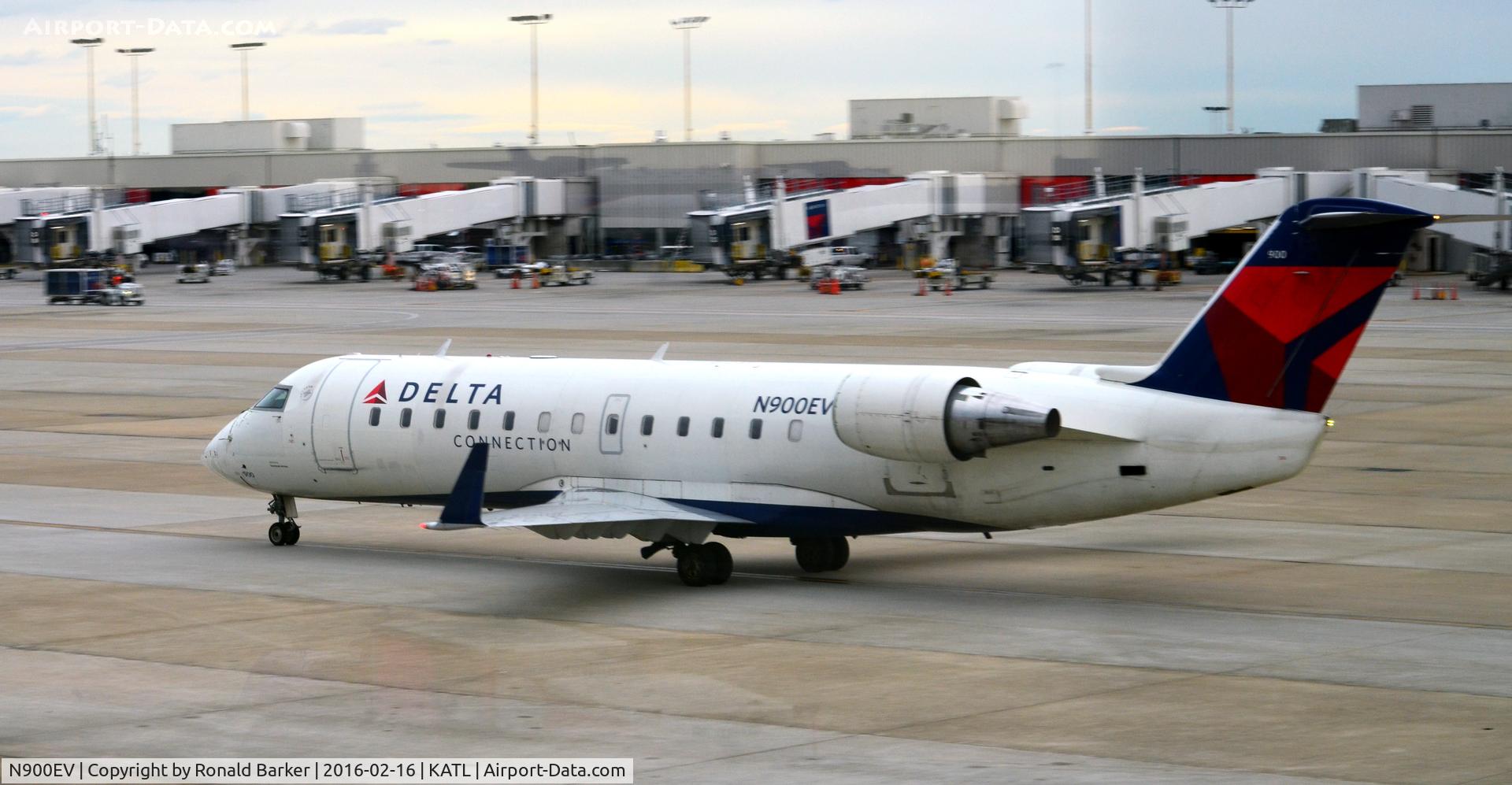 N900EV, 2002 Bombardier CRJ-200ER (CL-600-2B19) C/N 7608, taxi Atlanta