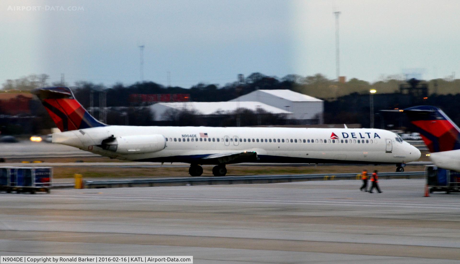 N904DE, 1992 McDonnell Douglas MD-88 C/N 53409, taxi Atlanta