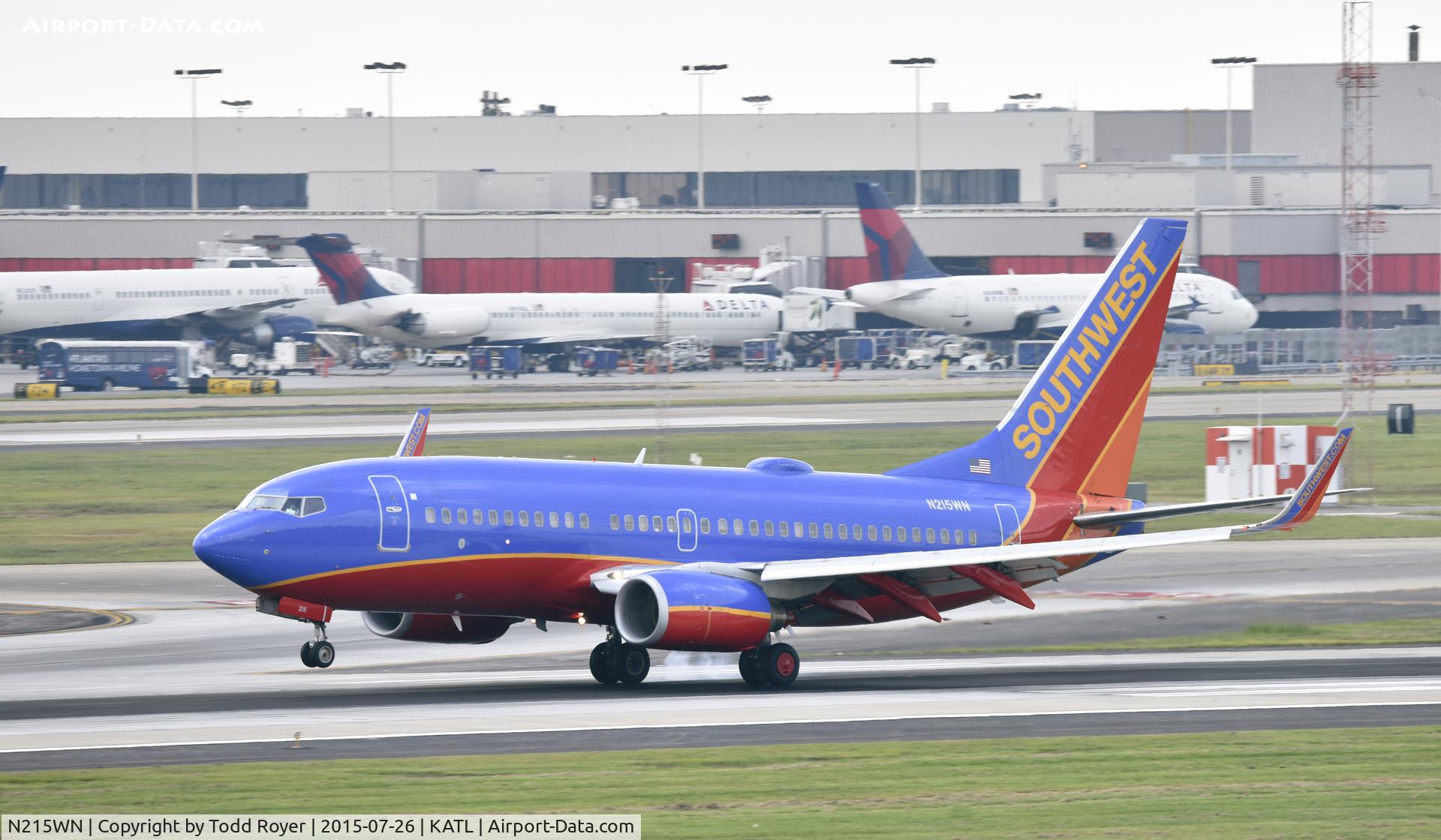 N215WN, 2005 Boeing 737-7H4 C/N 32487, Arriving at Atlanta