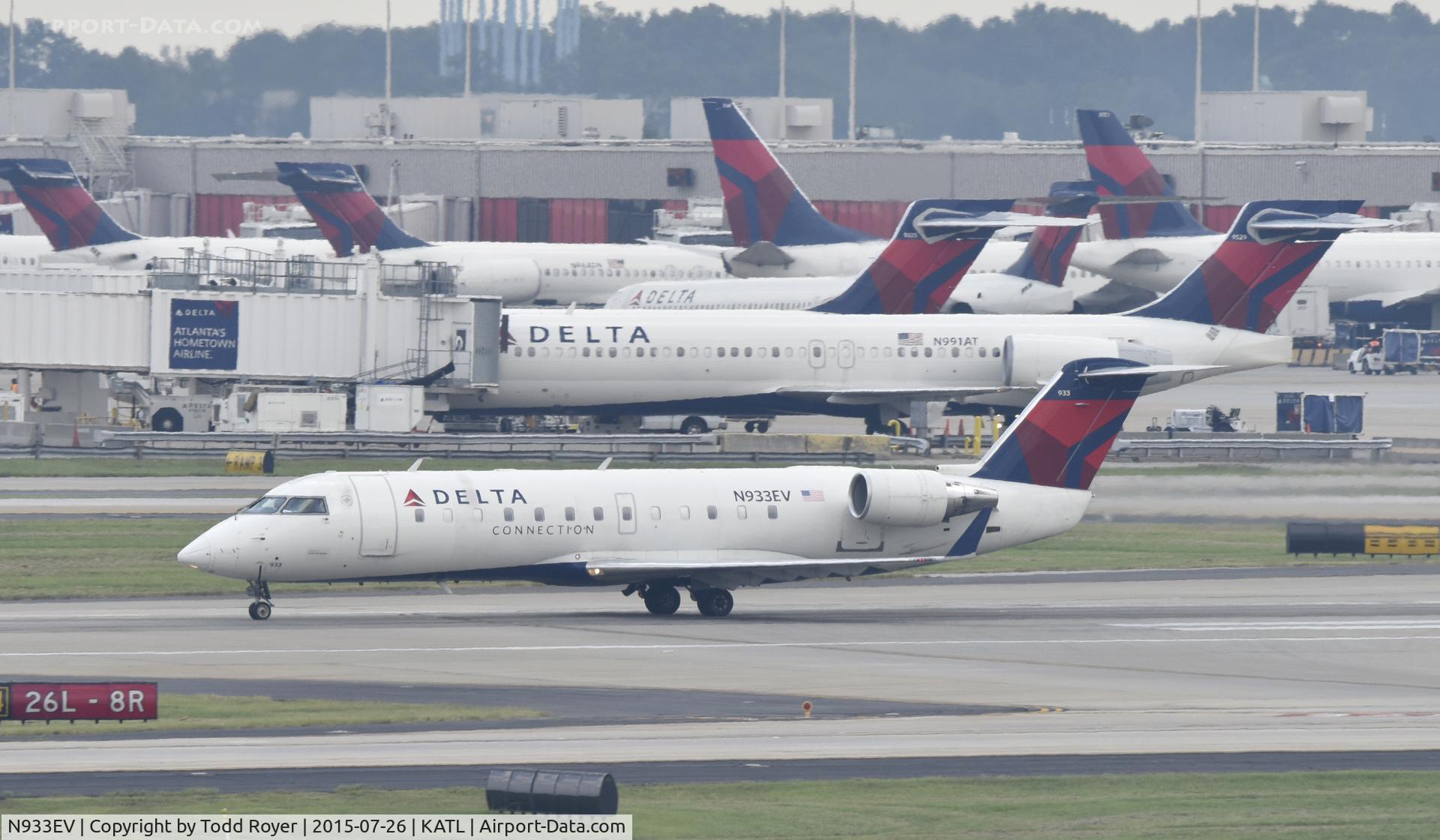N933EV, 2005 Canadair CRJ-200ER (CL-600-2B19) C/N 8022, Departing Atlanta