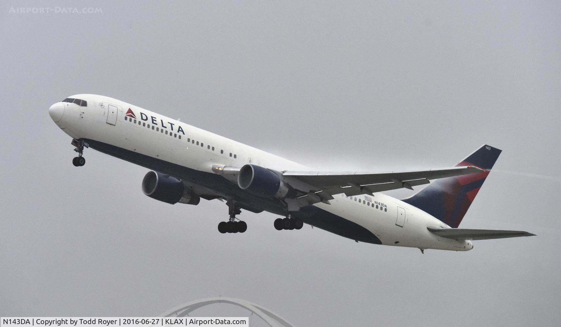 N143DA, 1998 Boeing 767-332 C/N 25991, Departing LAX