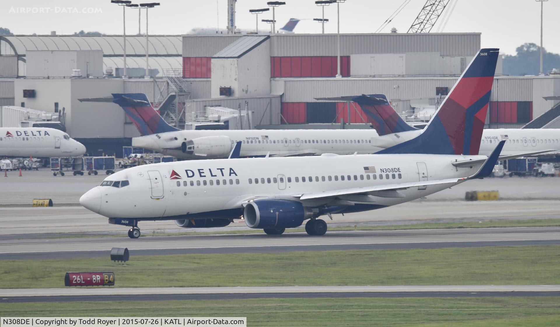 N308DE, 2009 Boeing 737-732 C/N 29656, Departing Atlanta