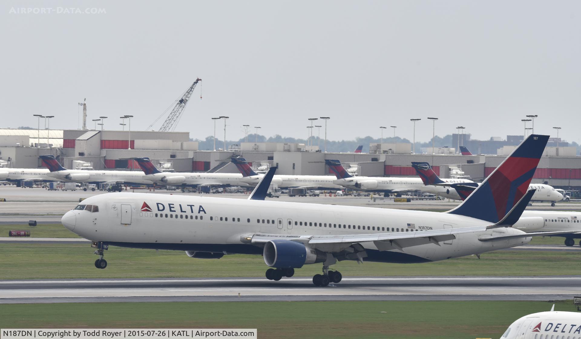 N187DN, 1996 Boeing 767-332/ER C/N 27582, Arriving at Atlanta