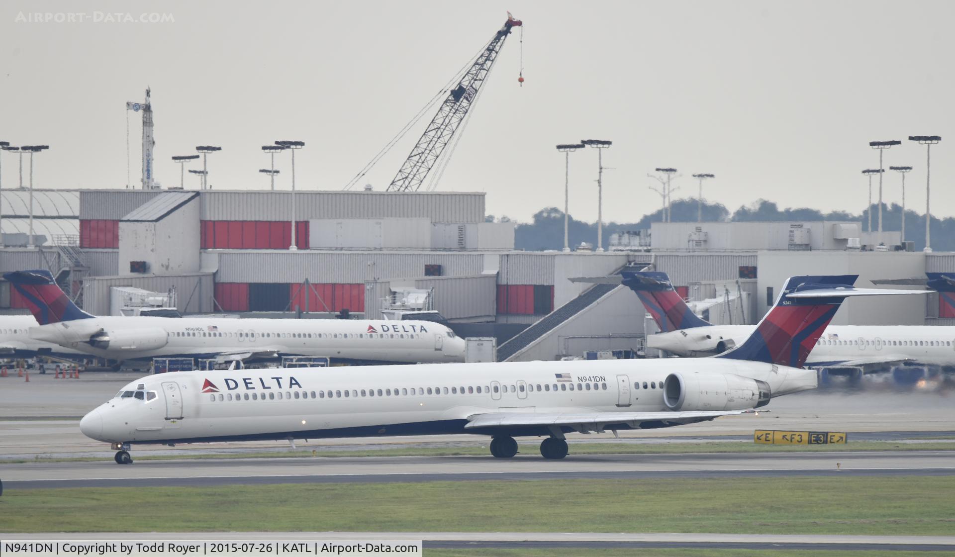 N941DN, 1997 McDonnell Douglas MD-90-30 C/N 53555, Departing Atlanta