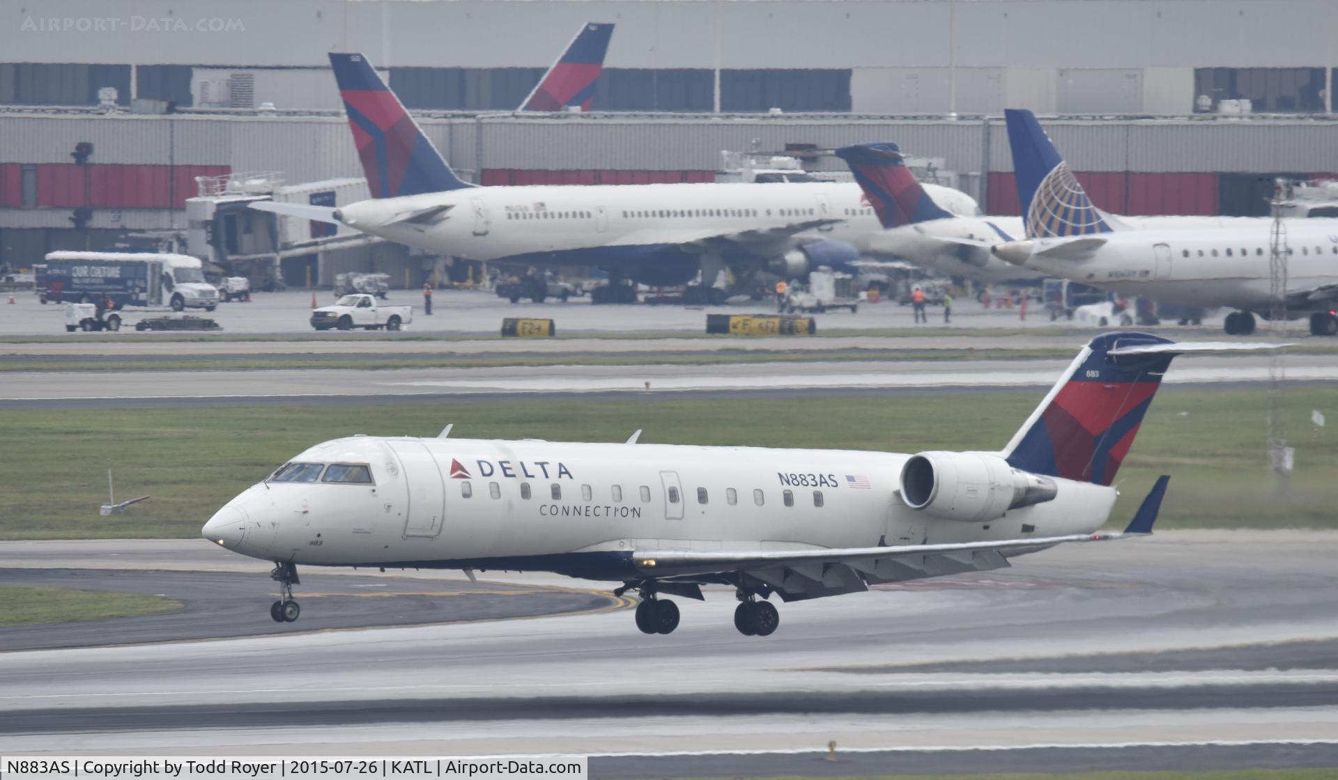 N883AS, 2001 Bombardier CRJ-200ER (CL-600-2B19) C/N 7504, Arriving at Atlanta