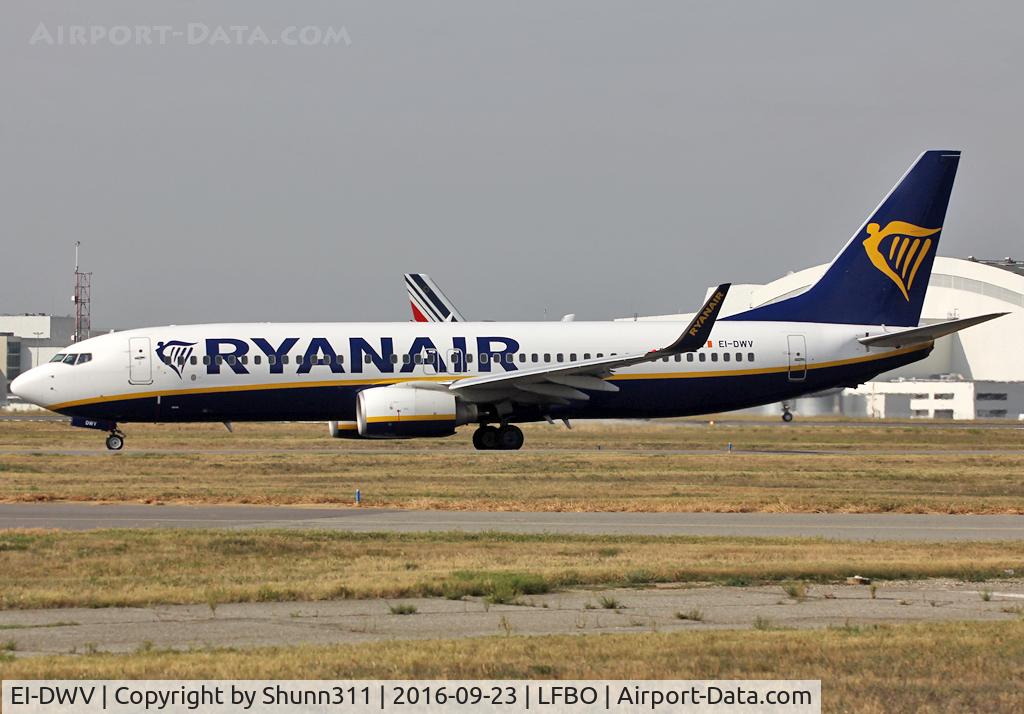 EI-DWV, 2008 Boeing 737-8AS C/N 33627, Lining up rwy 32R from November 2 for departure...