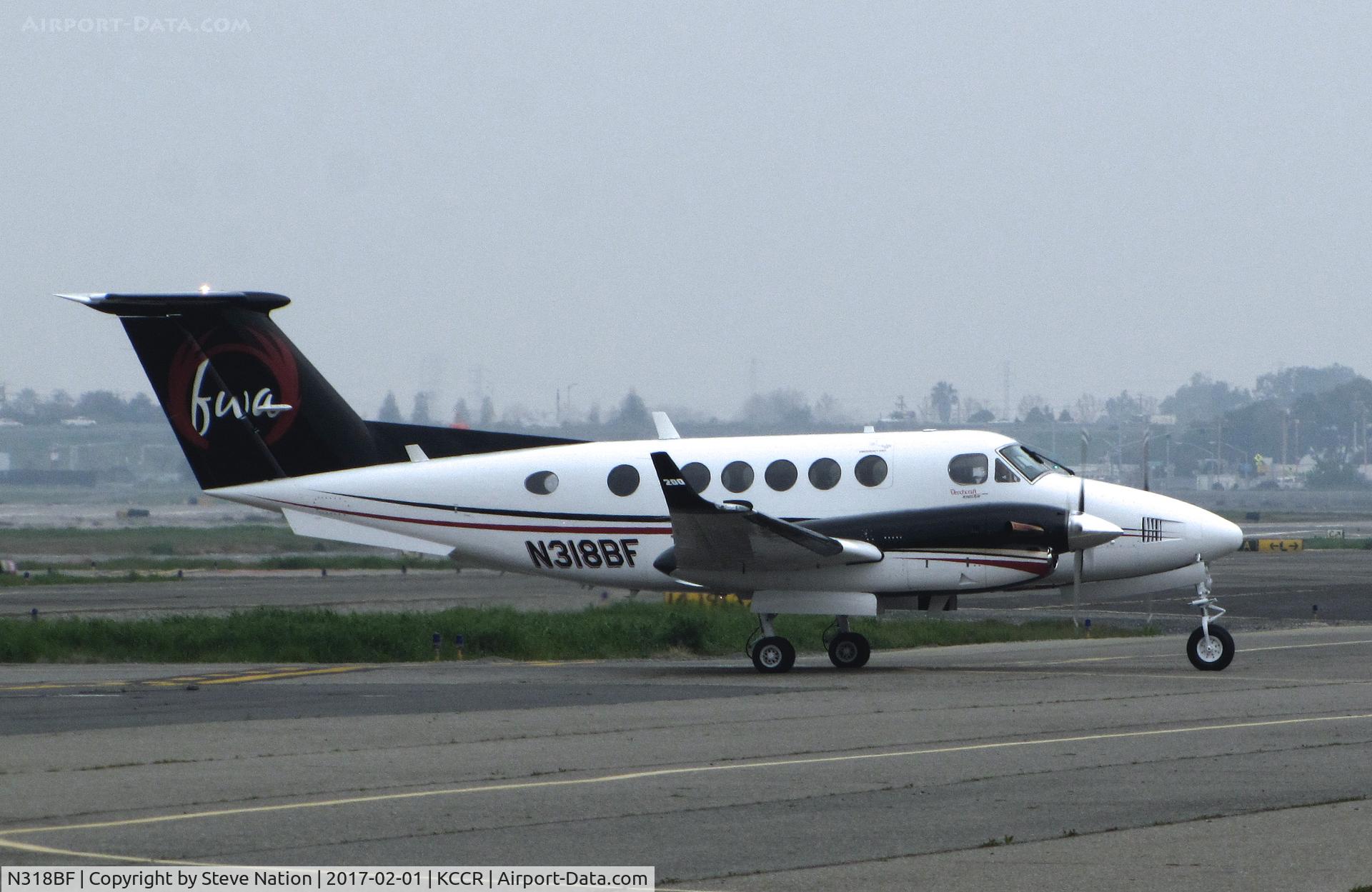 N318BF, 1997 Raytheon B200 King Air C/N BB-1571, FWA LLC (Stockton, CA) 1997 Raytheon Aircraft B200 arriving at foggy Bucanan Field (Concord, CA)