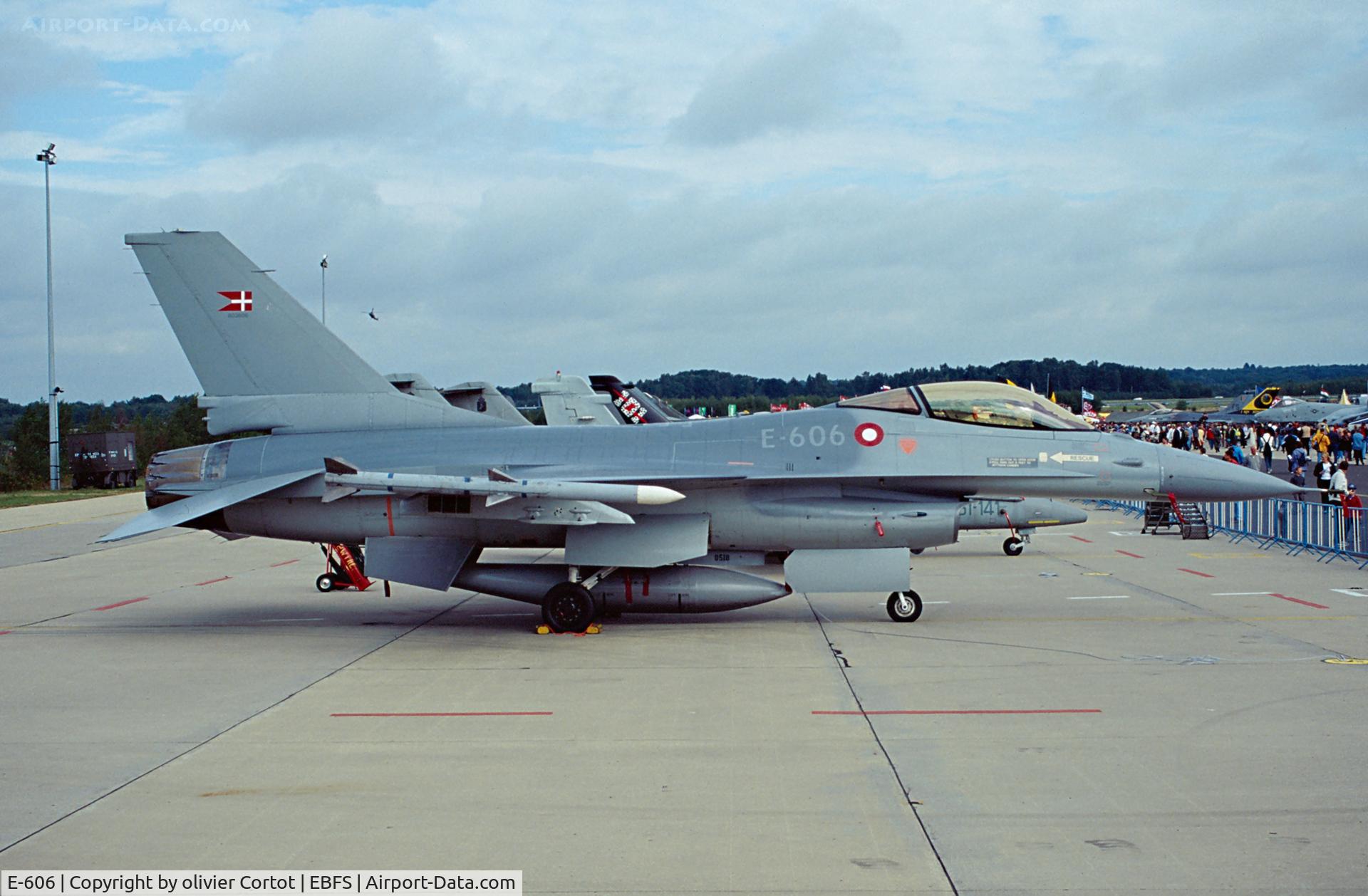 E-606, 1980 SABCA F-16AM Fighting Falcon C/N 6F-41, Florennes airshow, 2001.