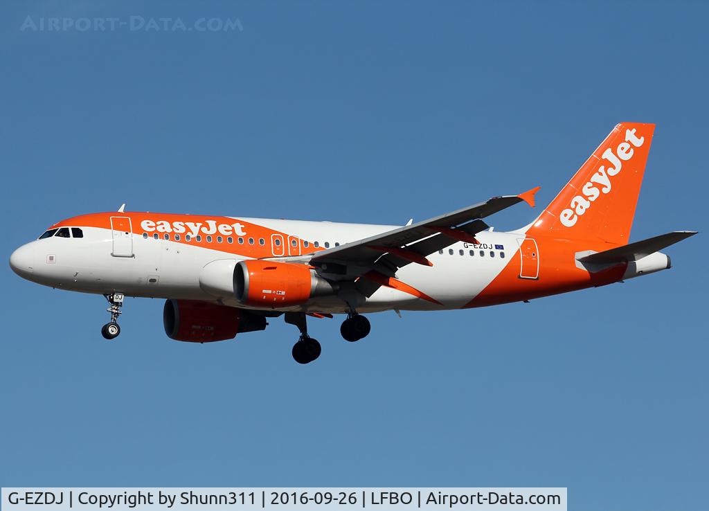 G-EZDJ, 2008 Airbus A319-111 C/N 3544, Landing rwy 32L in new c/s