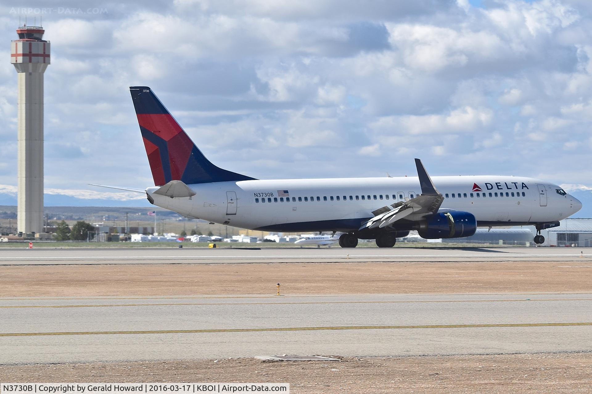 N3730B, 2000 Boeing 737-832 C/N 30538, Landing roll out RWY 28R.