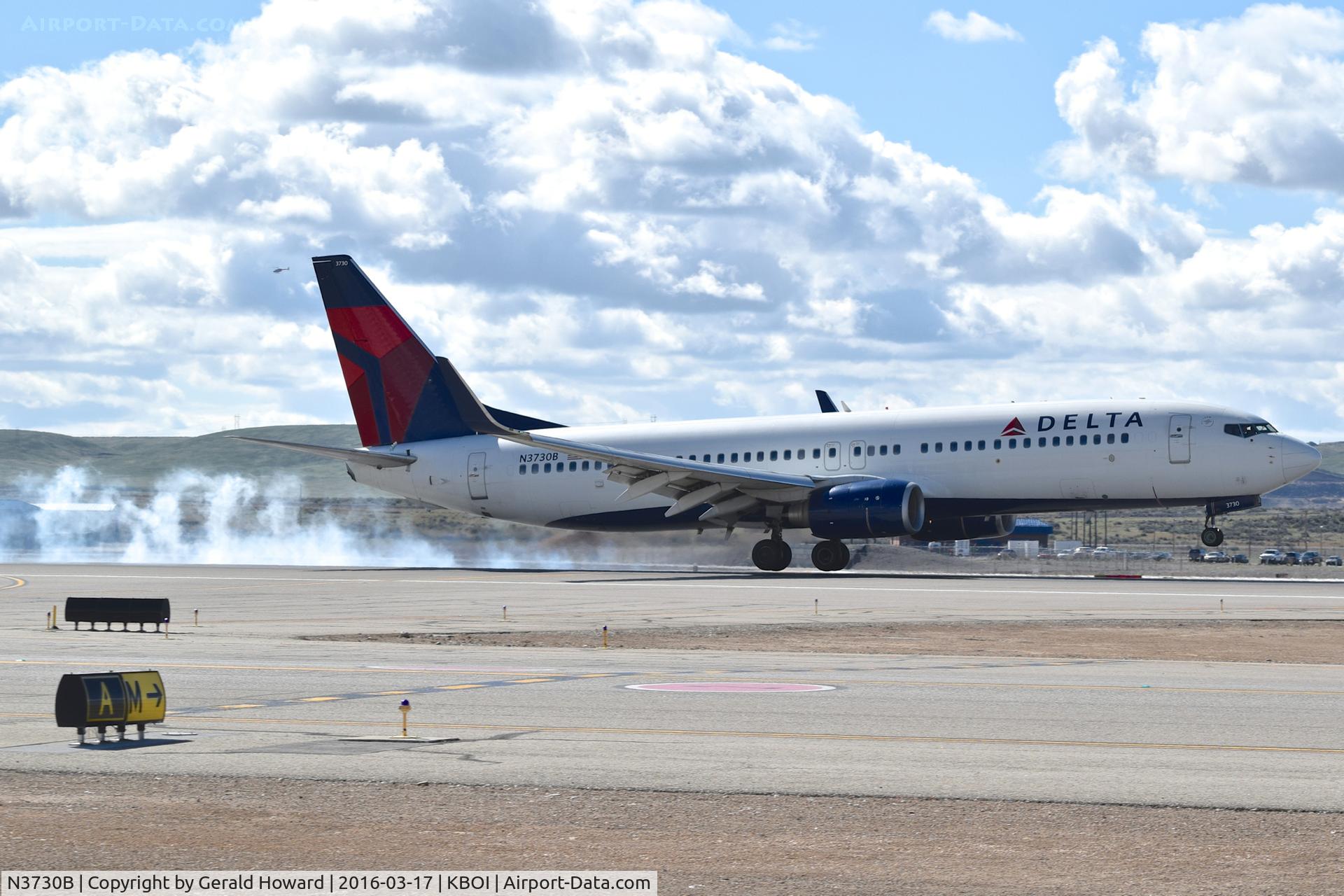 N3730B, 2000 Boeing 737-832 C/N 30538, Touch down on RWY 28R.