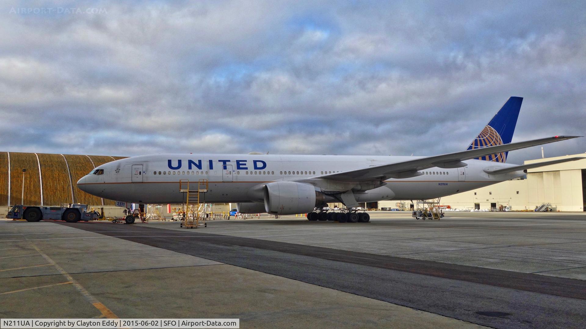 N211UA, 2000 Boeing 777-222 C/N 30217, SFO 2015