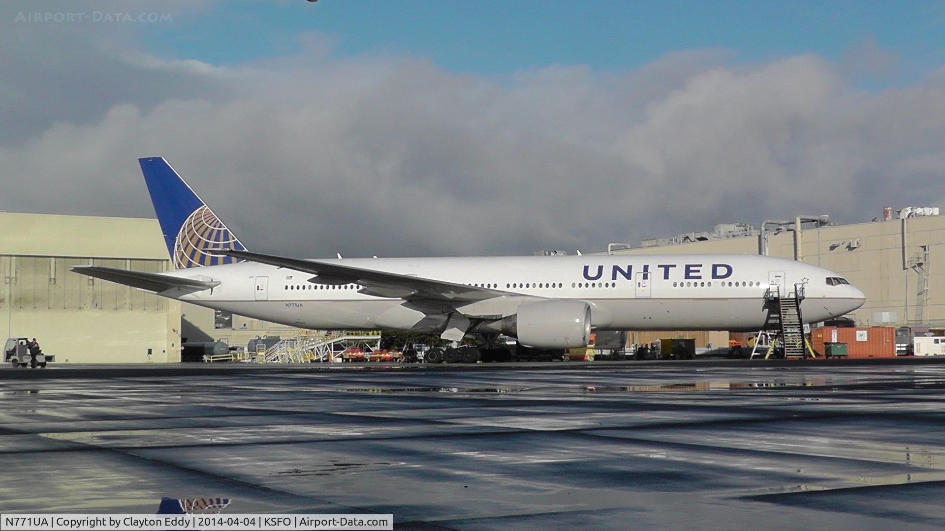 N771UA, 1995 Boeing 777-222 C/N 26932, SFO 2014
