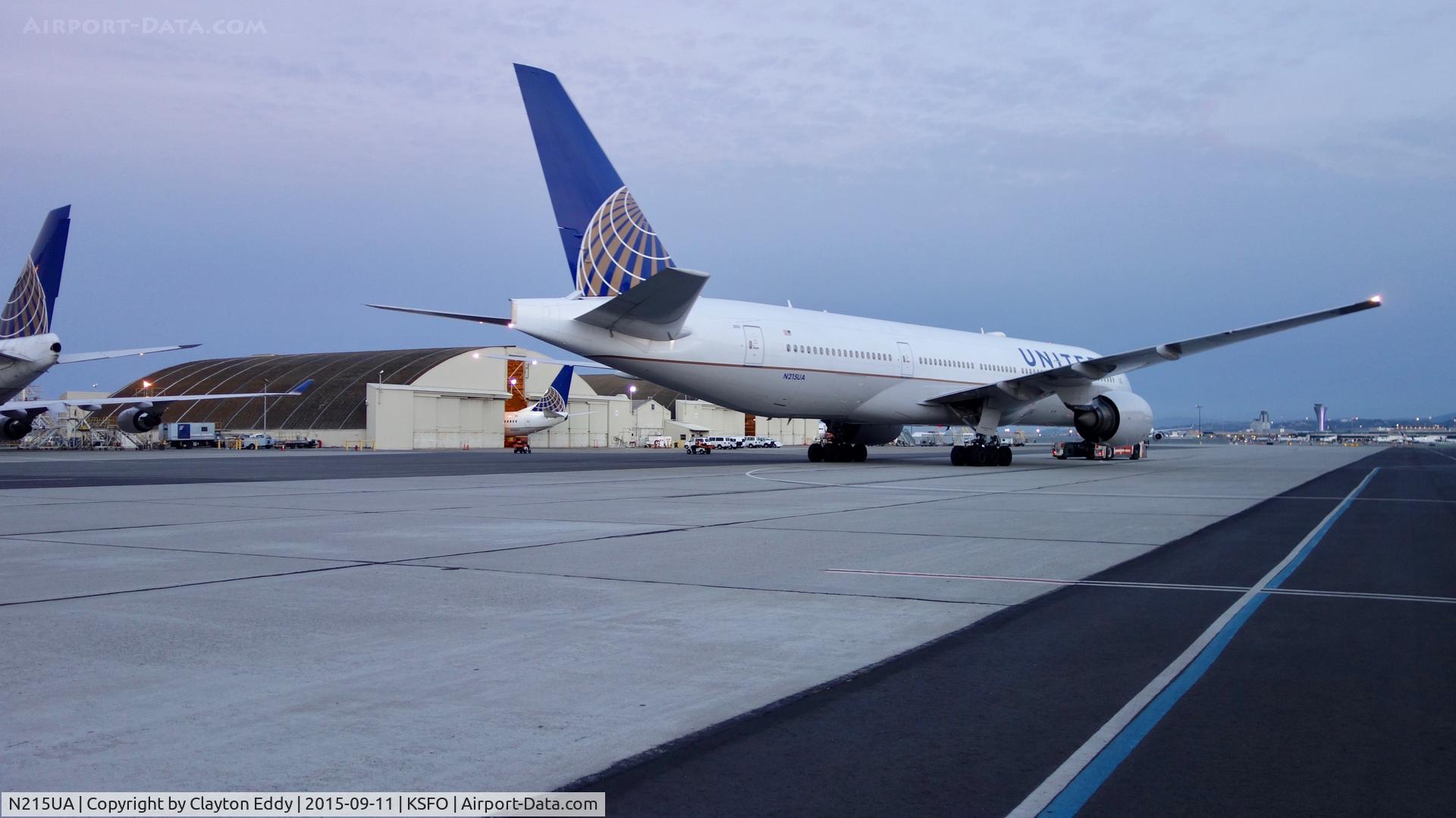 N215UA, 2000 Boeing 777-222 C/N 30221, SFO 2015