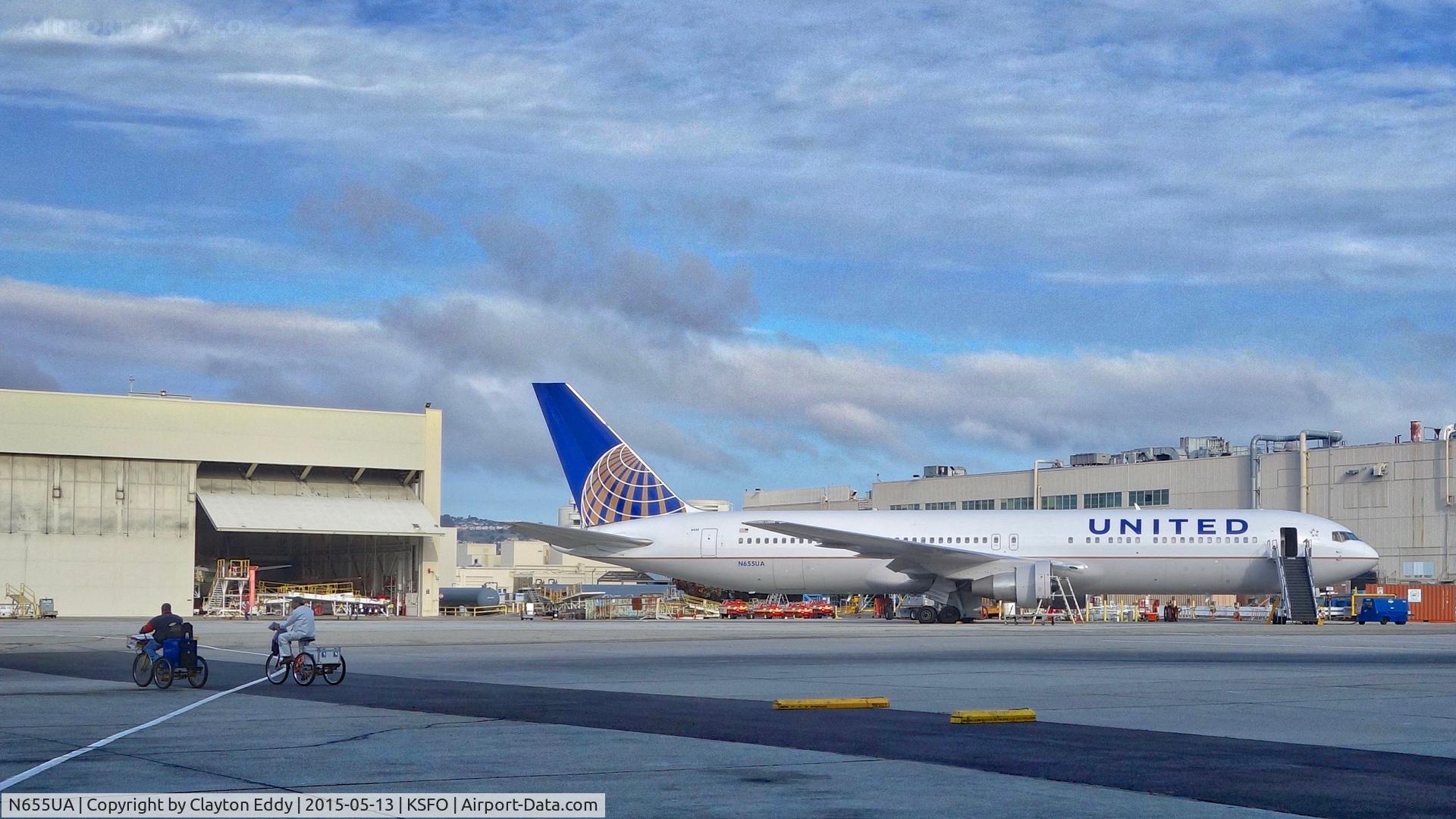 N655UA, 1992 Boeing 767-322/ER C/N 25393, SFO 2015