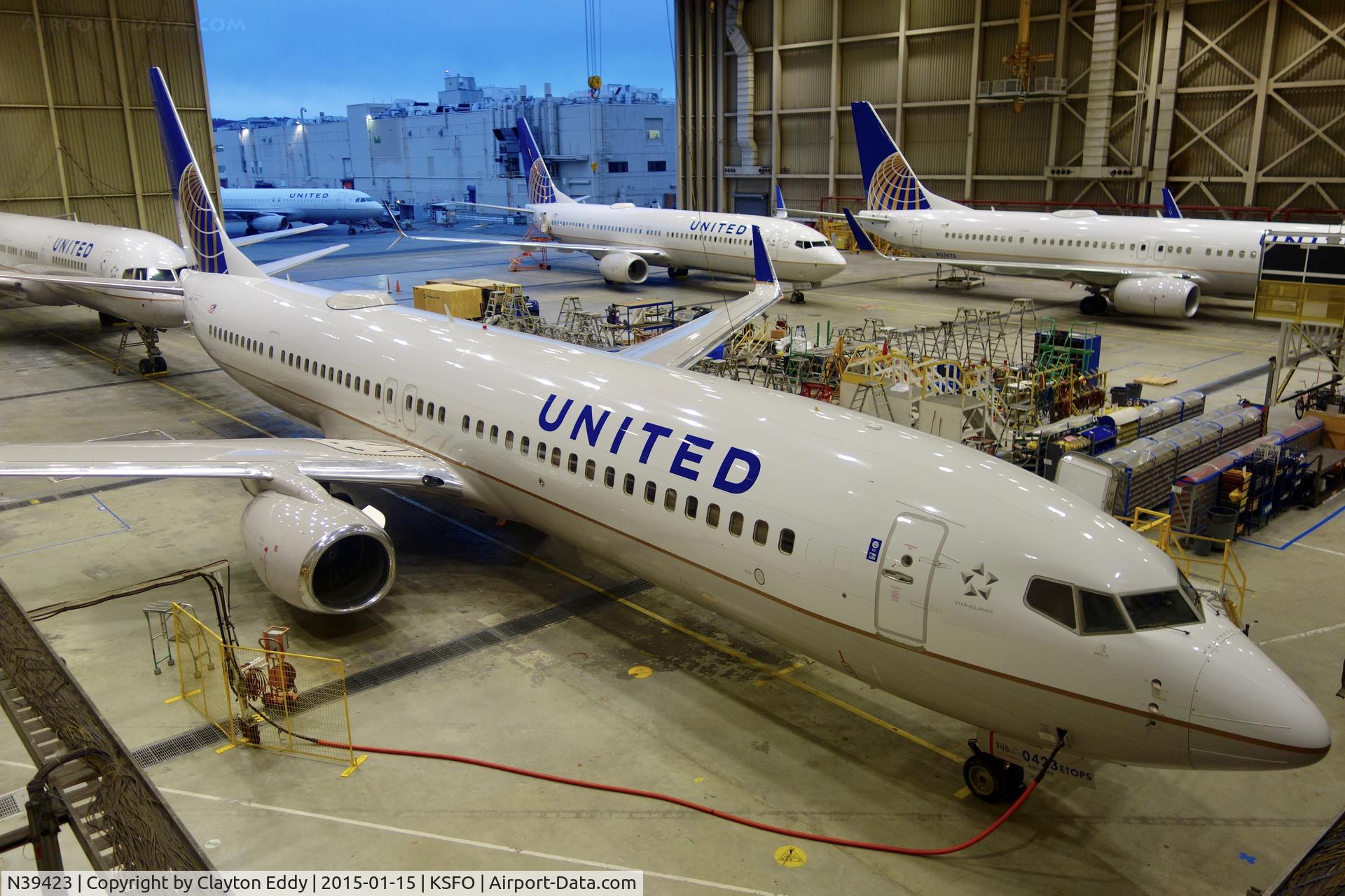 N39423, 2008 Boeing 737-924/ER C/N 32829, SFO 2015