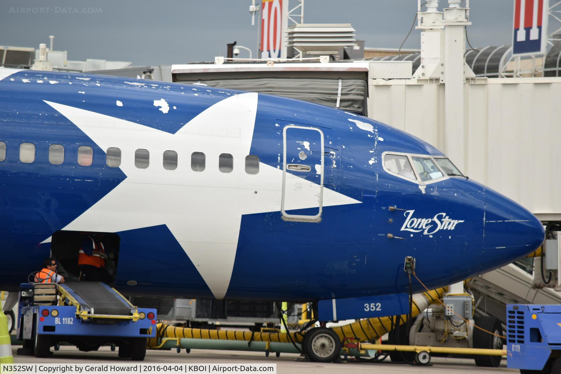 N352SW, 1990 Boeing 737-3H4 C/N 24888, Parked at the gate. Paint looks a little worn.