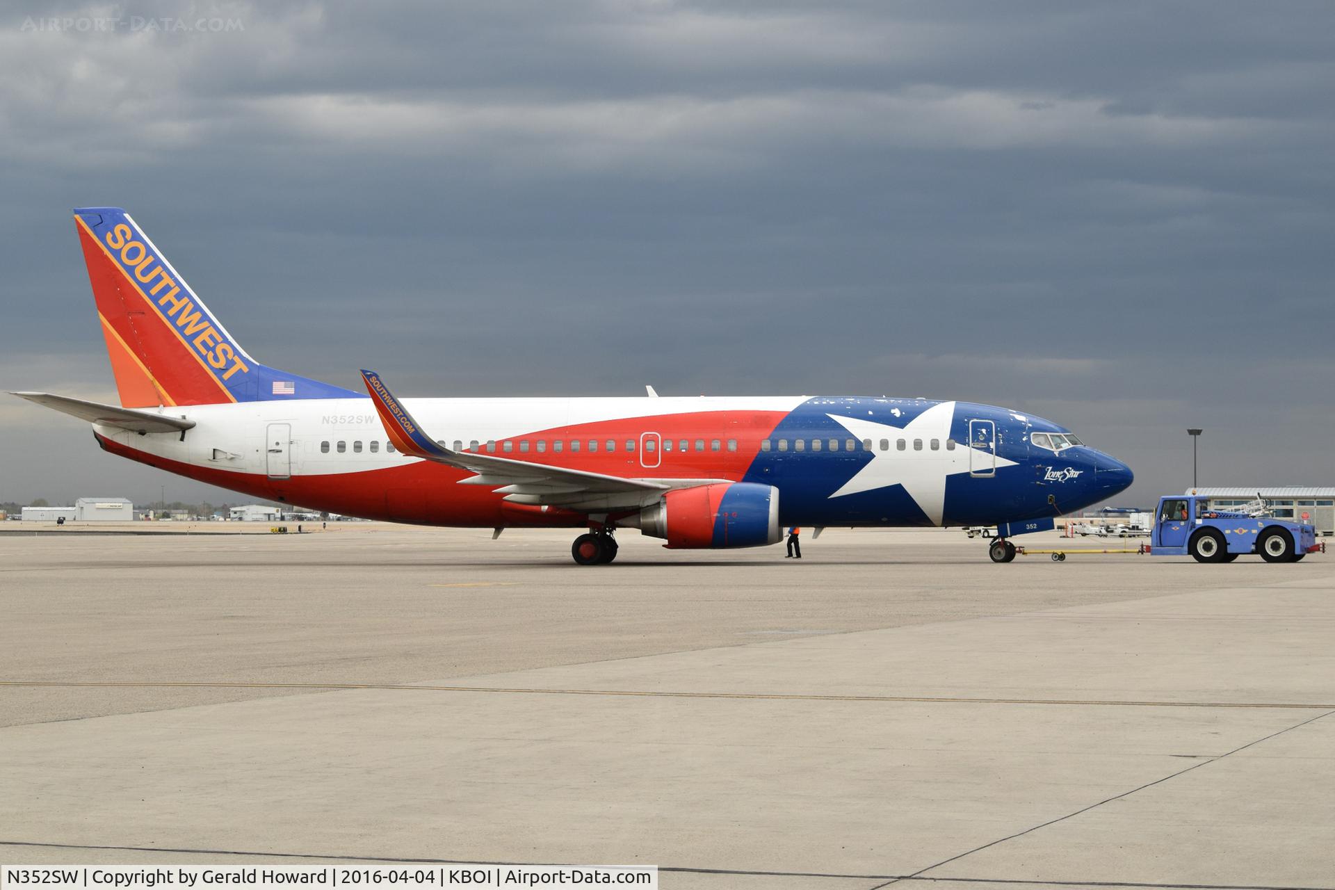 N352SW, 1990 Boeing 737-3H4 C/N 24888, Push back from the gate.
