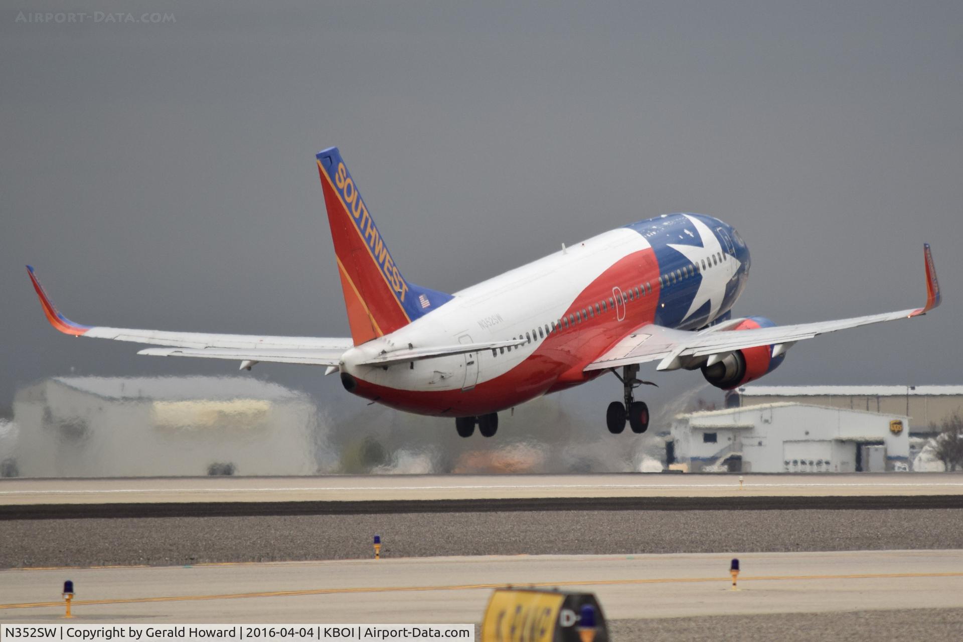 N352SW, 1990 Boeing 737-3H4 C/N 24888, Departing RWY 28R.