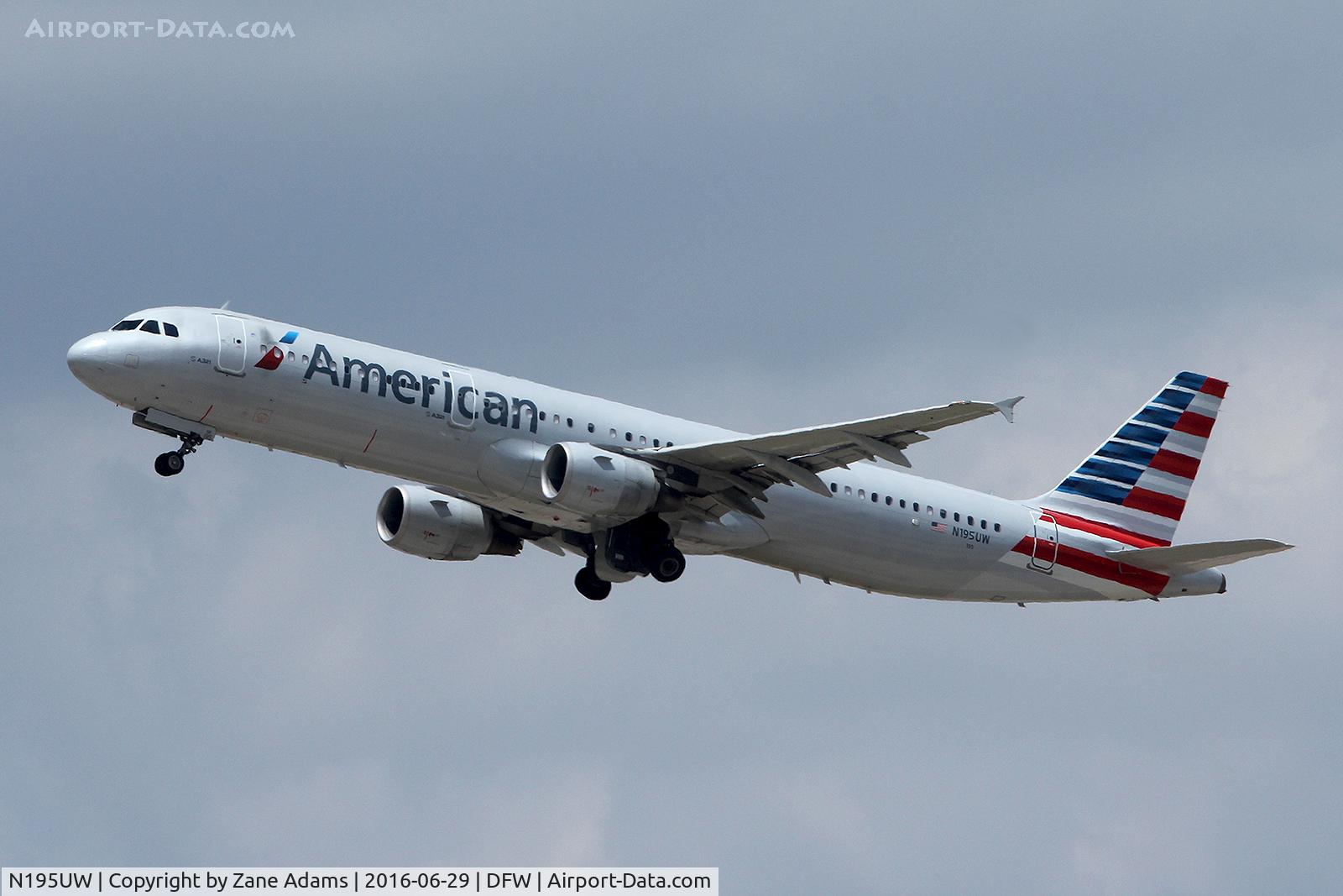 N195UW, 2008 Airbus A321-211 C/N 3633, American Airlines departing DFW